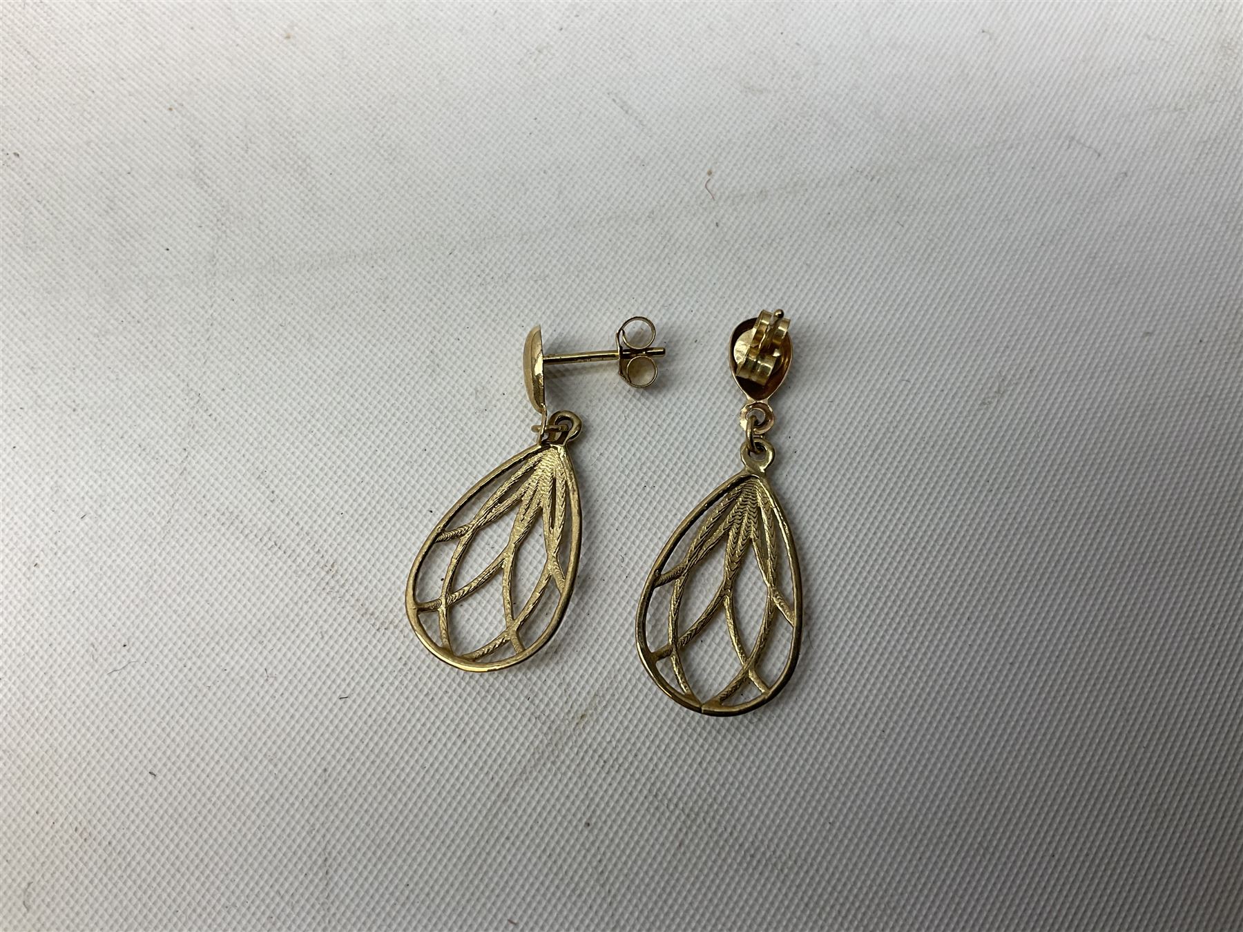 Pair of 9ct gold earrings (weight 1 gram) - Image 3 of 10