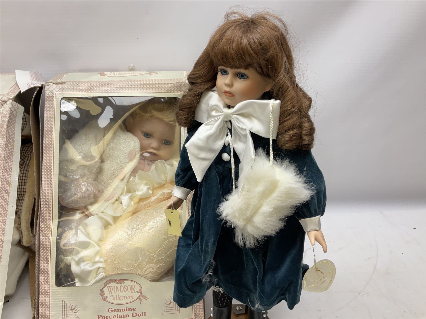 Quantity of dolls to include Knowles Rapunzel - Image 5 of 7