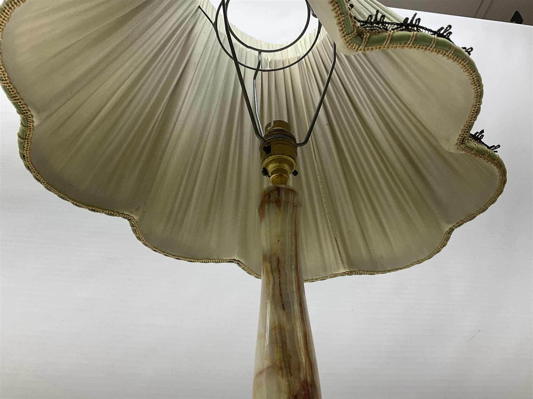Floor lamp with brass and onyx central column - Image 7 of 9