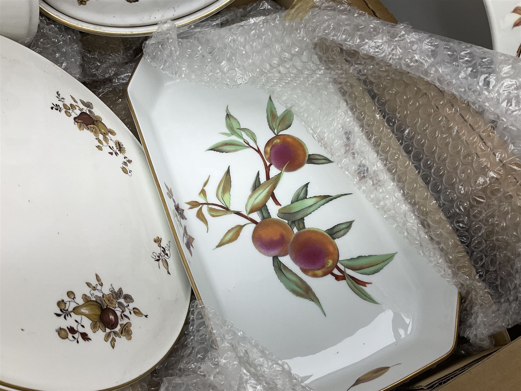 Royal Worcester Evesham pattern dinner wares - Image 2 of 5