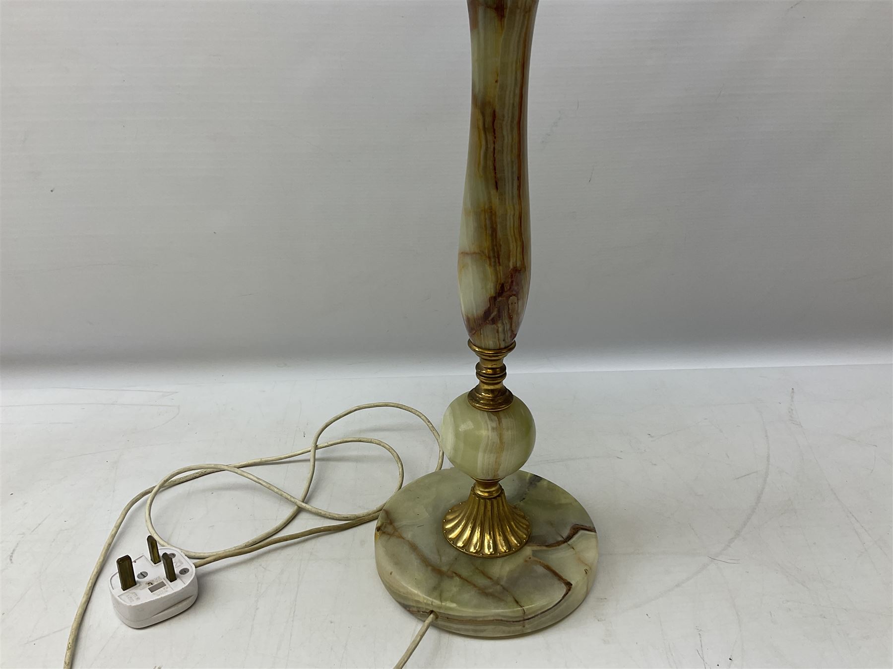 Floor lamp with brass and onyx central column - Image 8 of 9