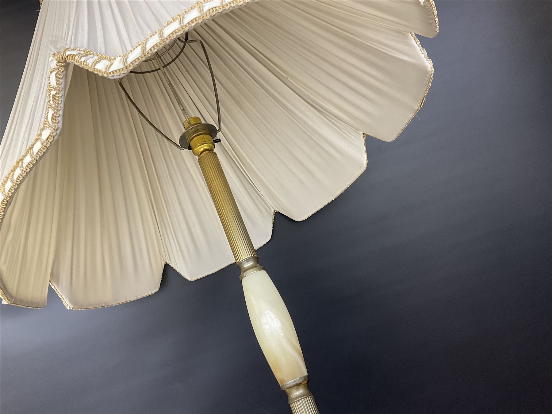 Floor lamp with brass and onyx central column - Image 3 of 9