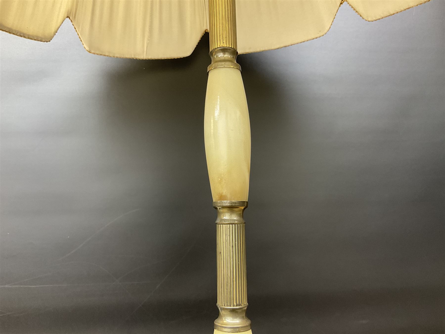 Floor lamp with brass and onyx central column - Image 4 of 9