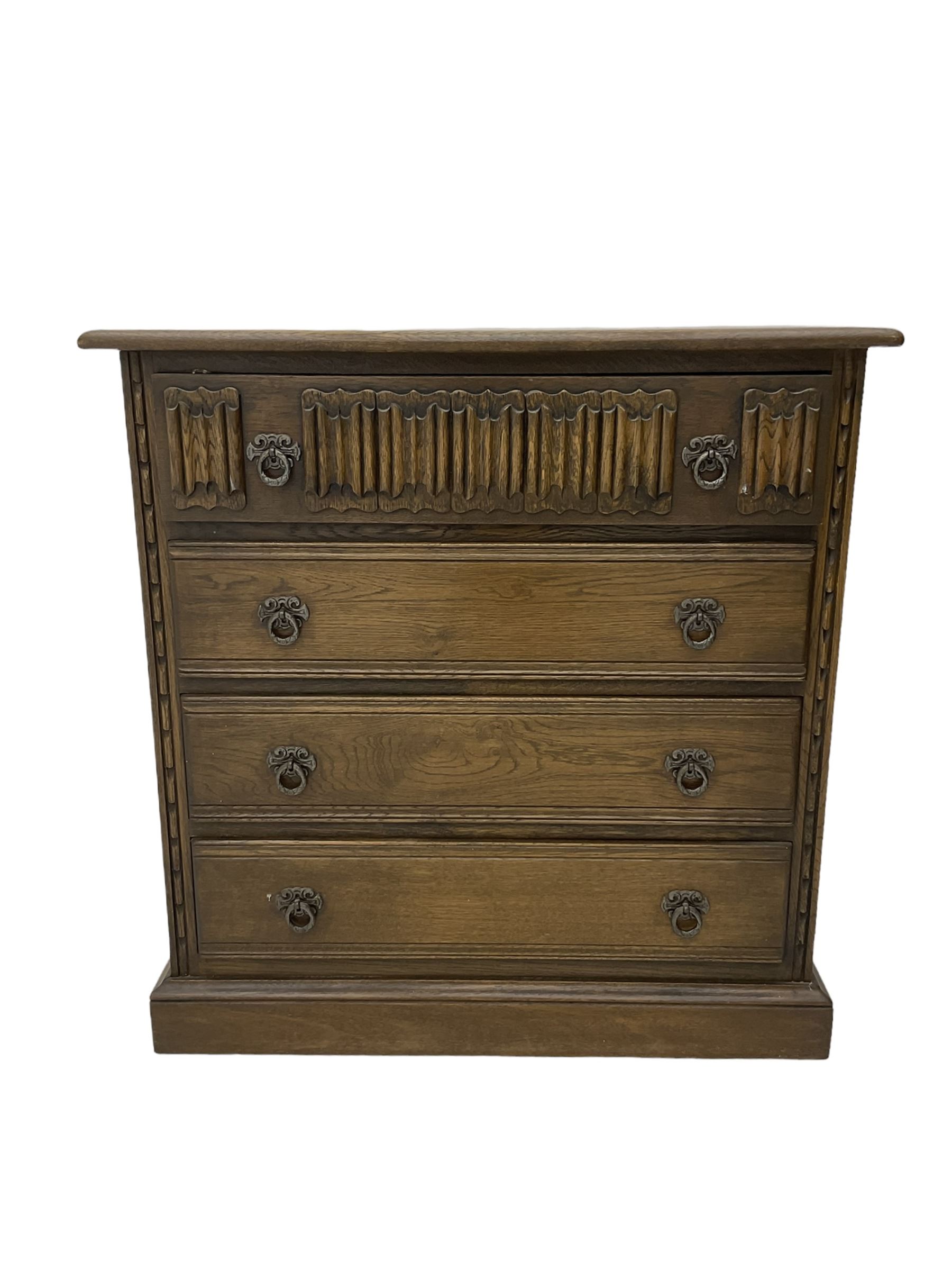 Medium oak chest of drawers