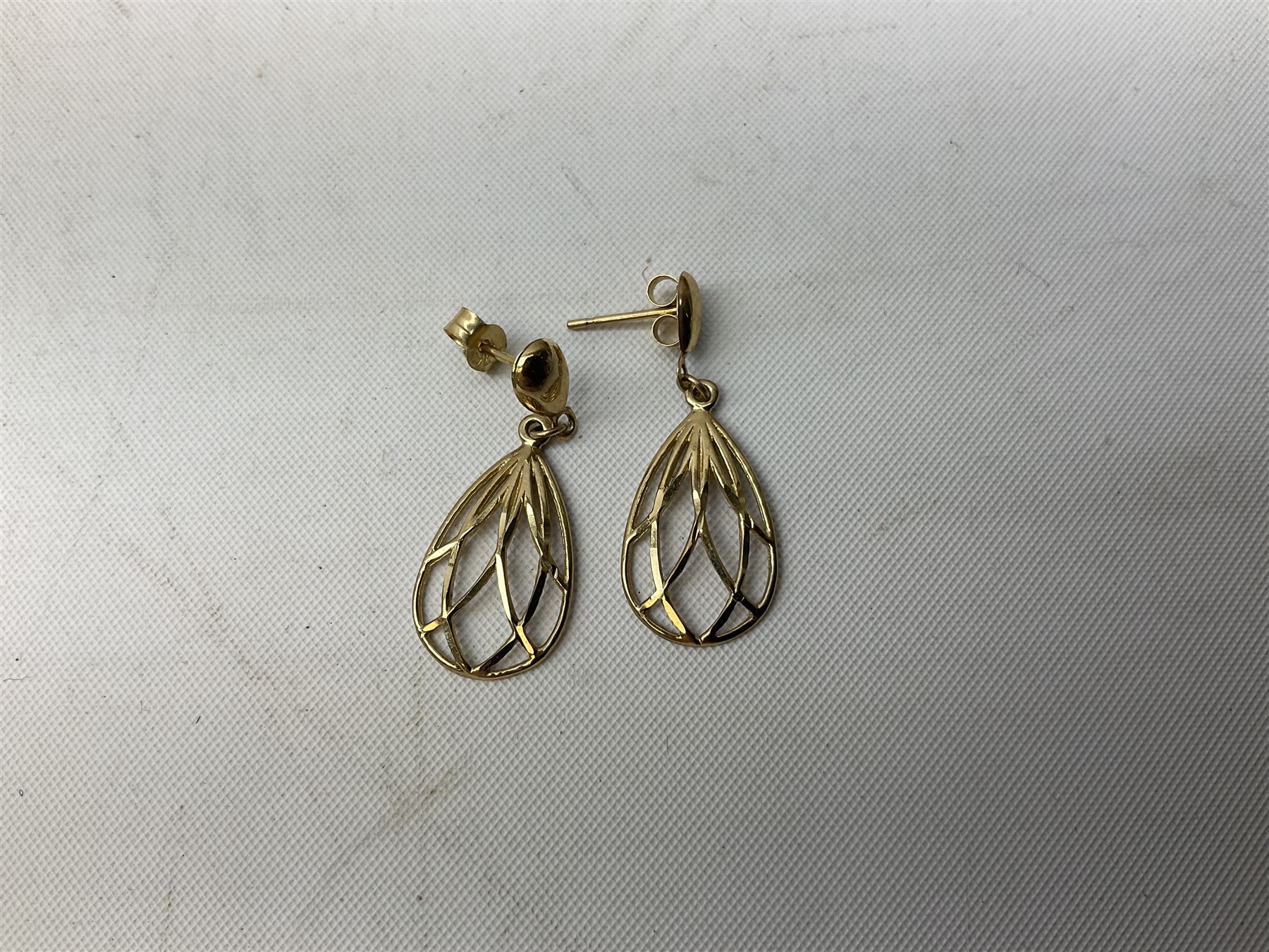 Pair of 9ct gold earrings (weight 1 gram) - Image 2 of 10