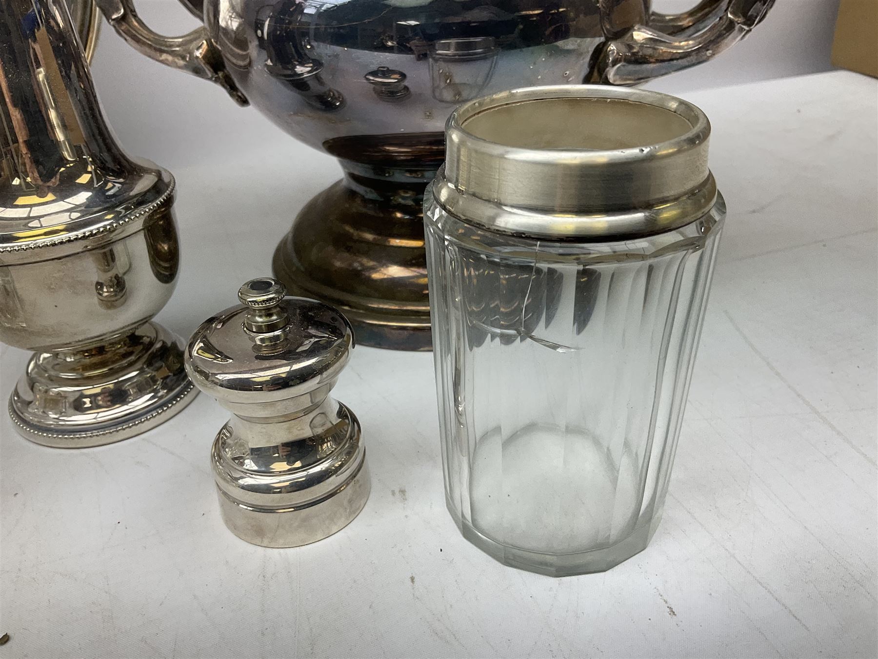 Viners twin handled silver-plate wine cooler of urn form - Image 7 of 8