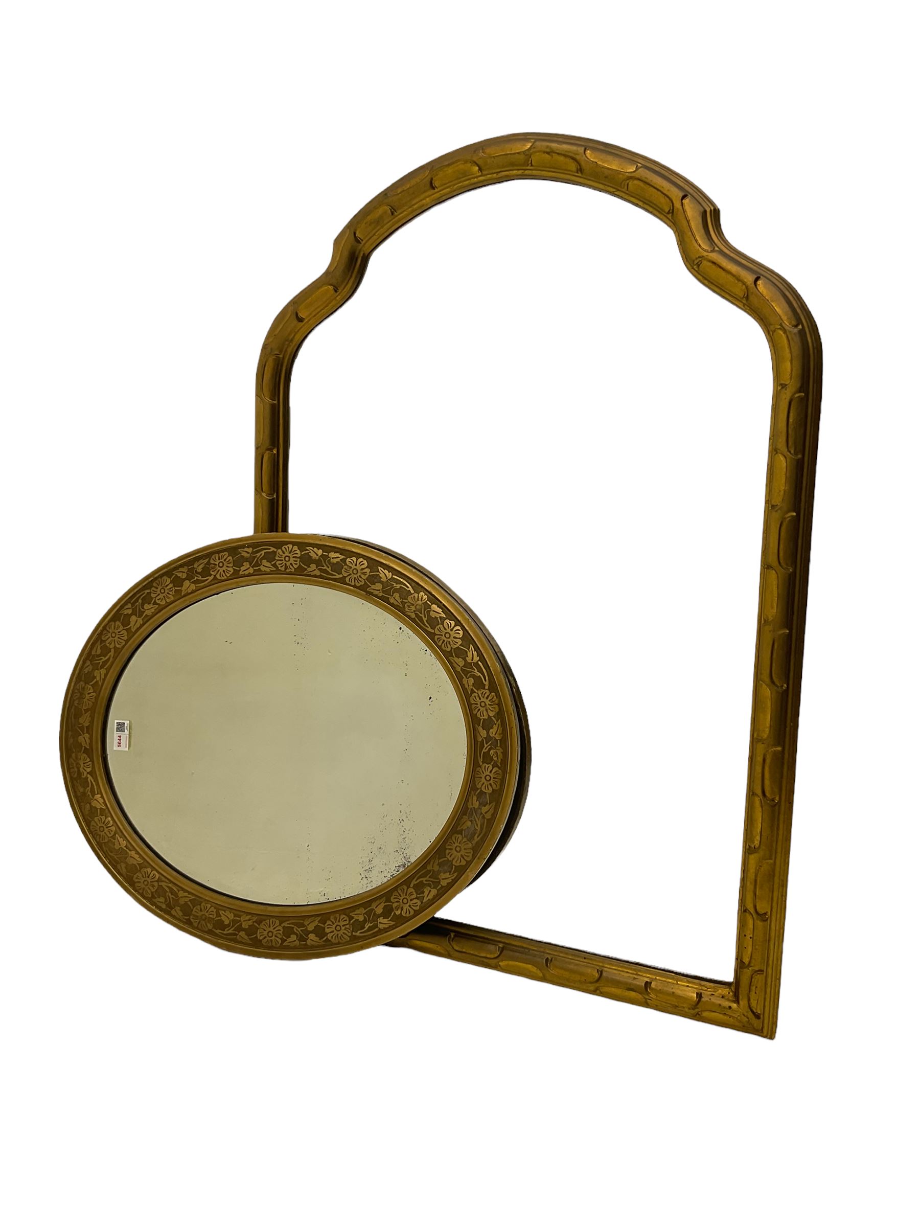 Shaped arch top wall mirror in gilt frame (68cm x 97cm)