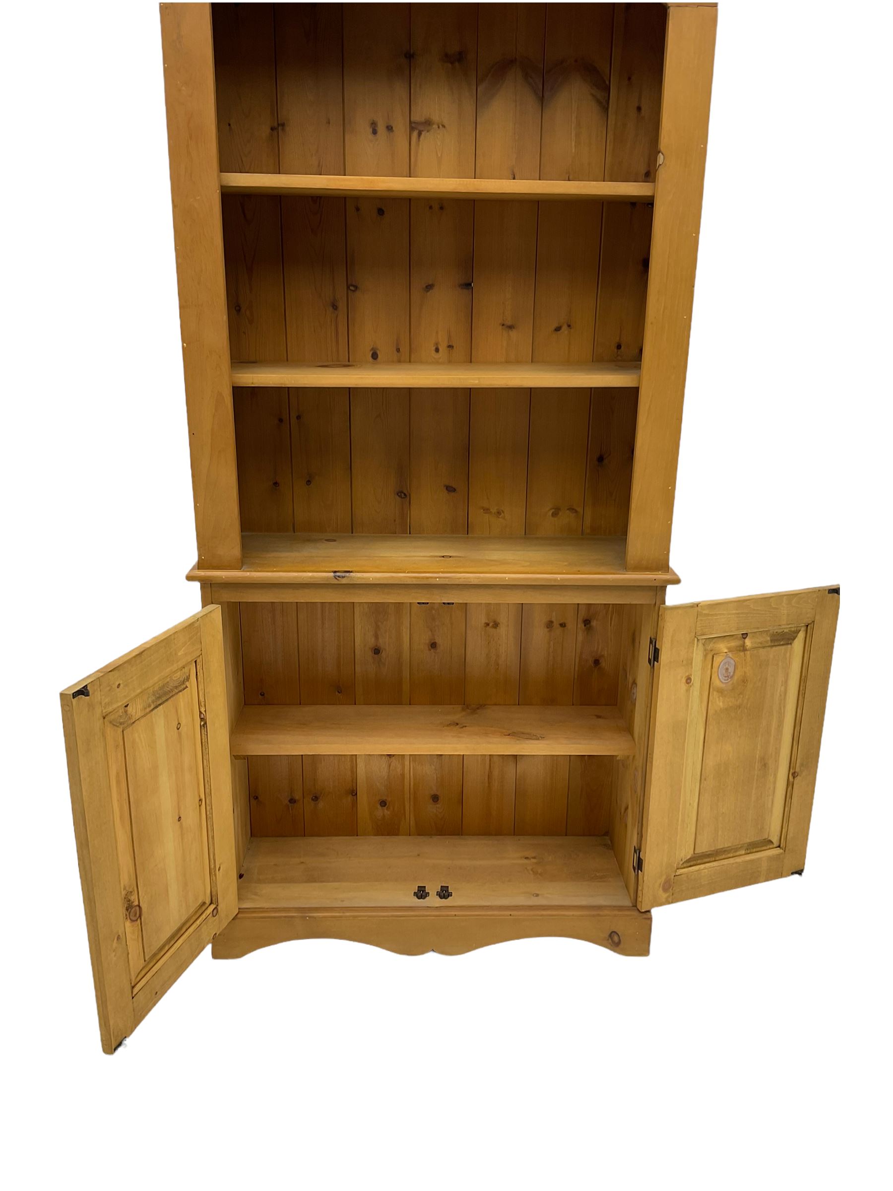 Solid pine open bookcase with two cupboards - Image 3 of 4