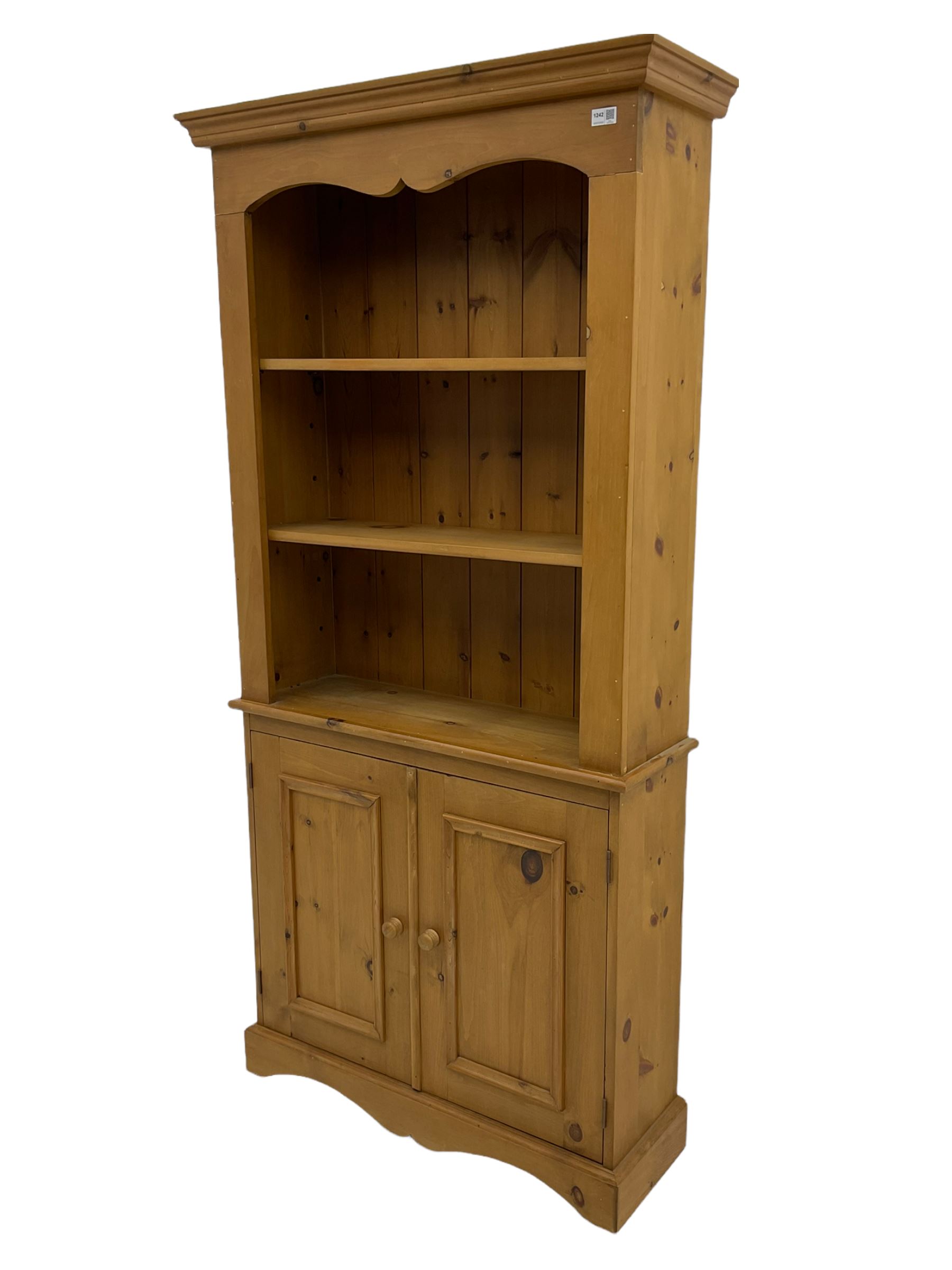 Solid pine open bookcase with two cupboards - Image 4 of 4