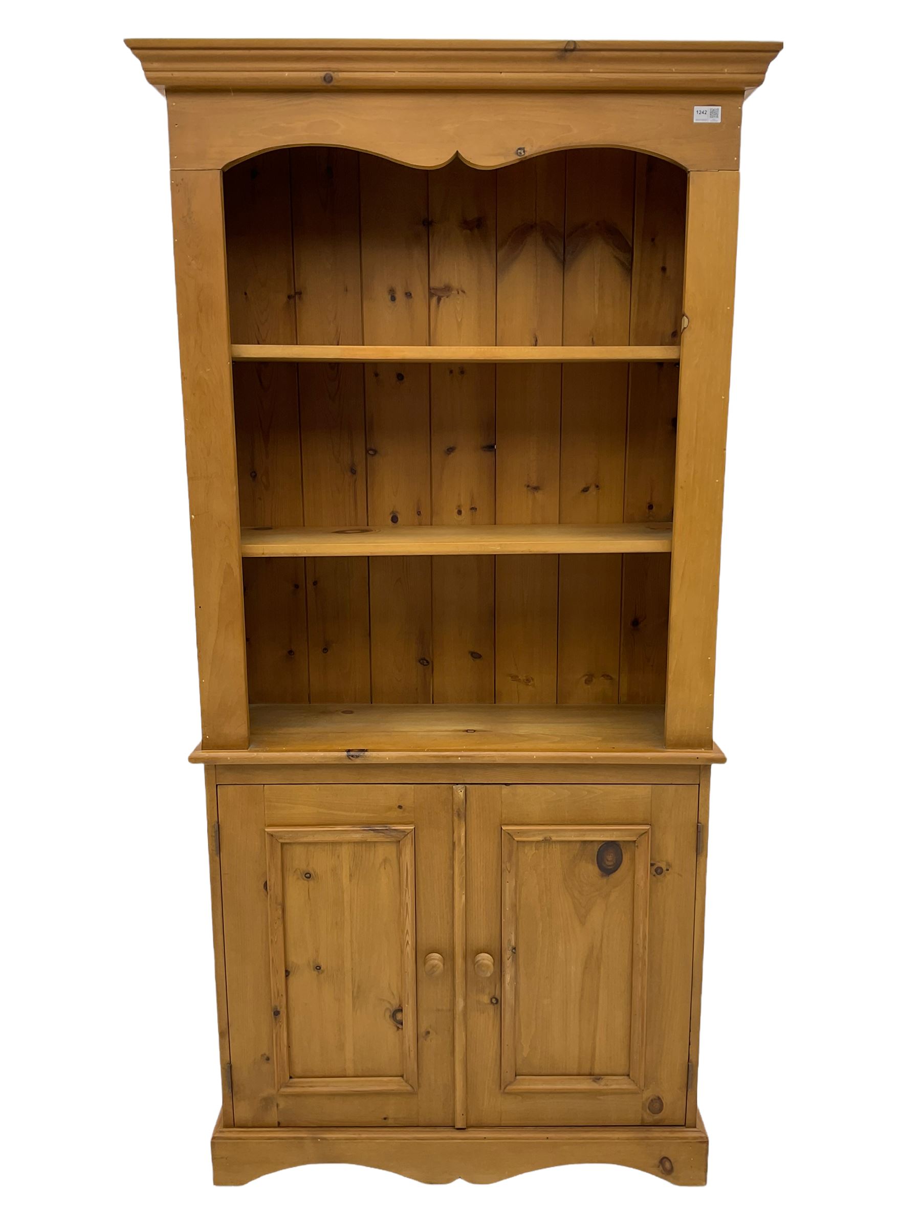 Solid pine open bookcase with two cupboards - Image 2 of 4