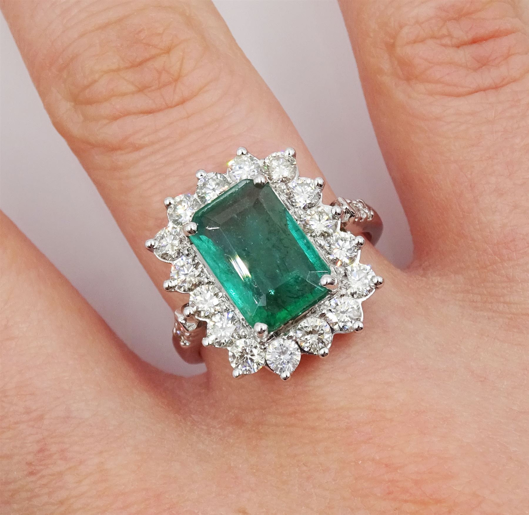 18ct white gold emerald and round brilliant cut diamond cluster ring - Image 2 of 4