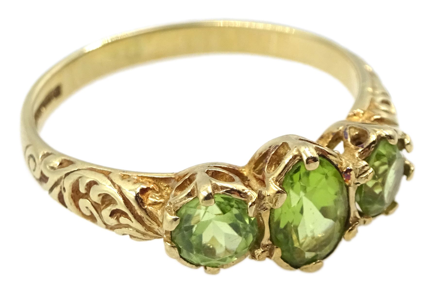 9ct gold three stone peridot ring with scroll design shoulders - Image 4 of 4