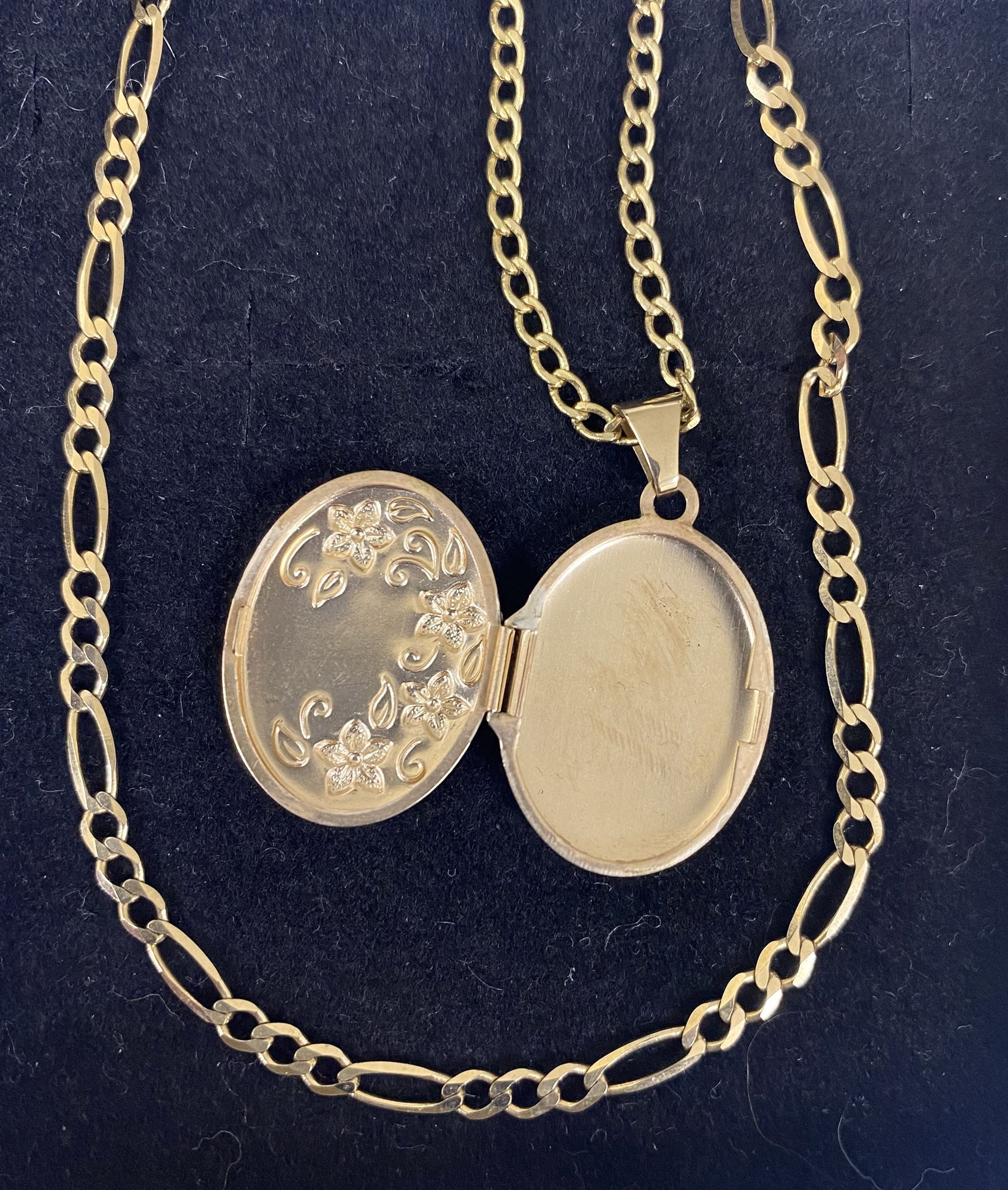 9ct gold oval locket pendant necklace with floral decoration and a 9ct gold Figaro link necklace - Image 3 of 3