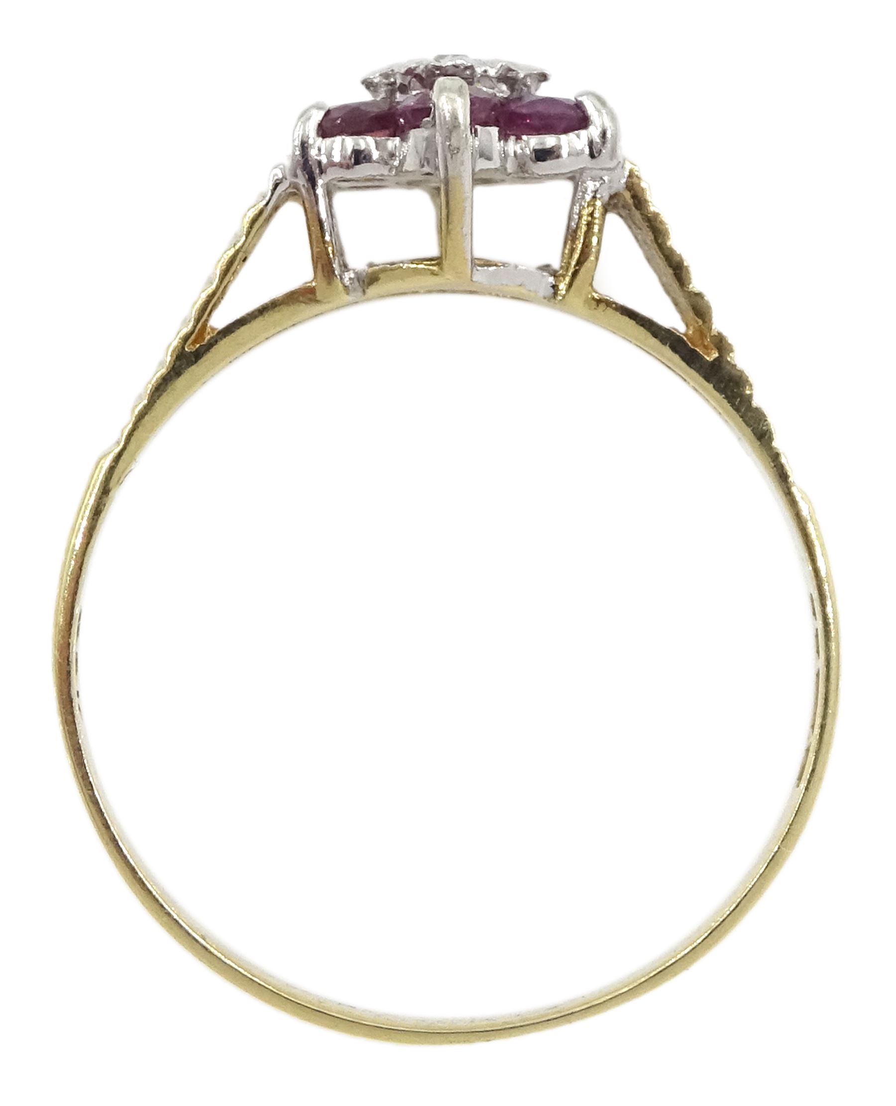 9ct gold ruby flower head cluster ring - Image 4 of 4