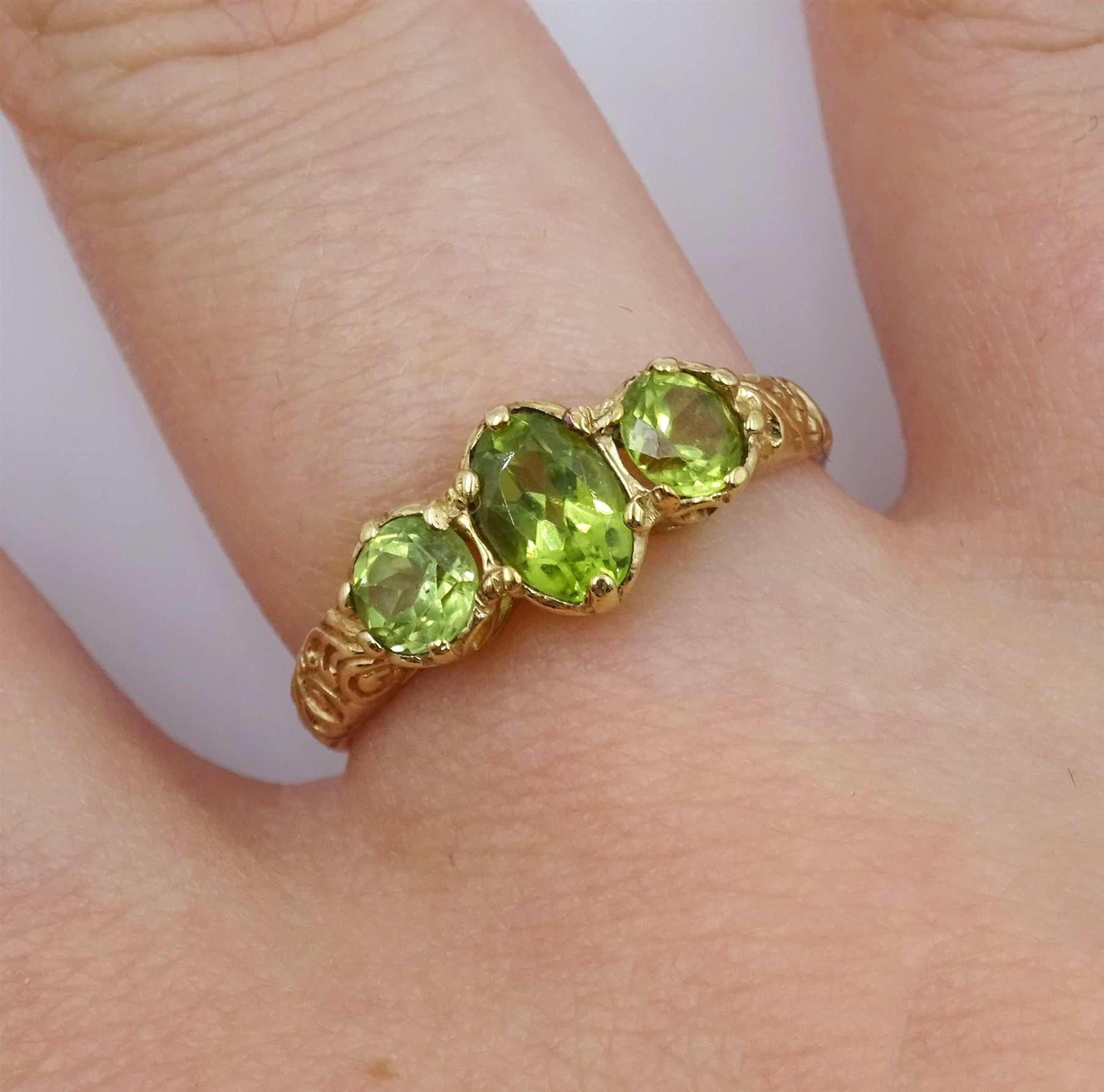 9ct gold three stone peridot ring with scroll design shoulders - Image 2 of 4