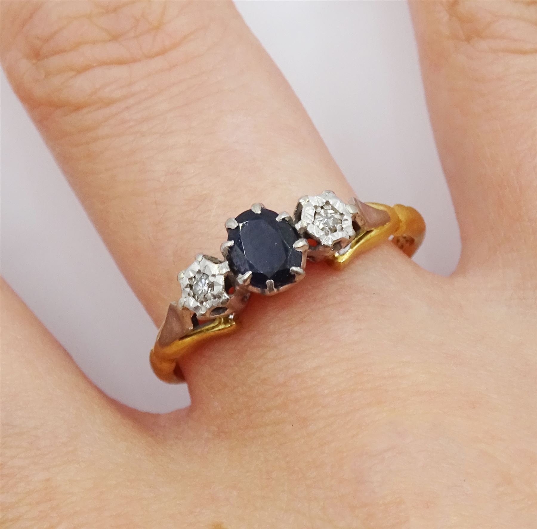 18ct gold oval sapphire and round brilliant cut diamond ring - Image 2 of 4