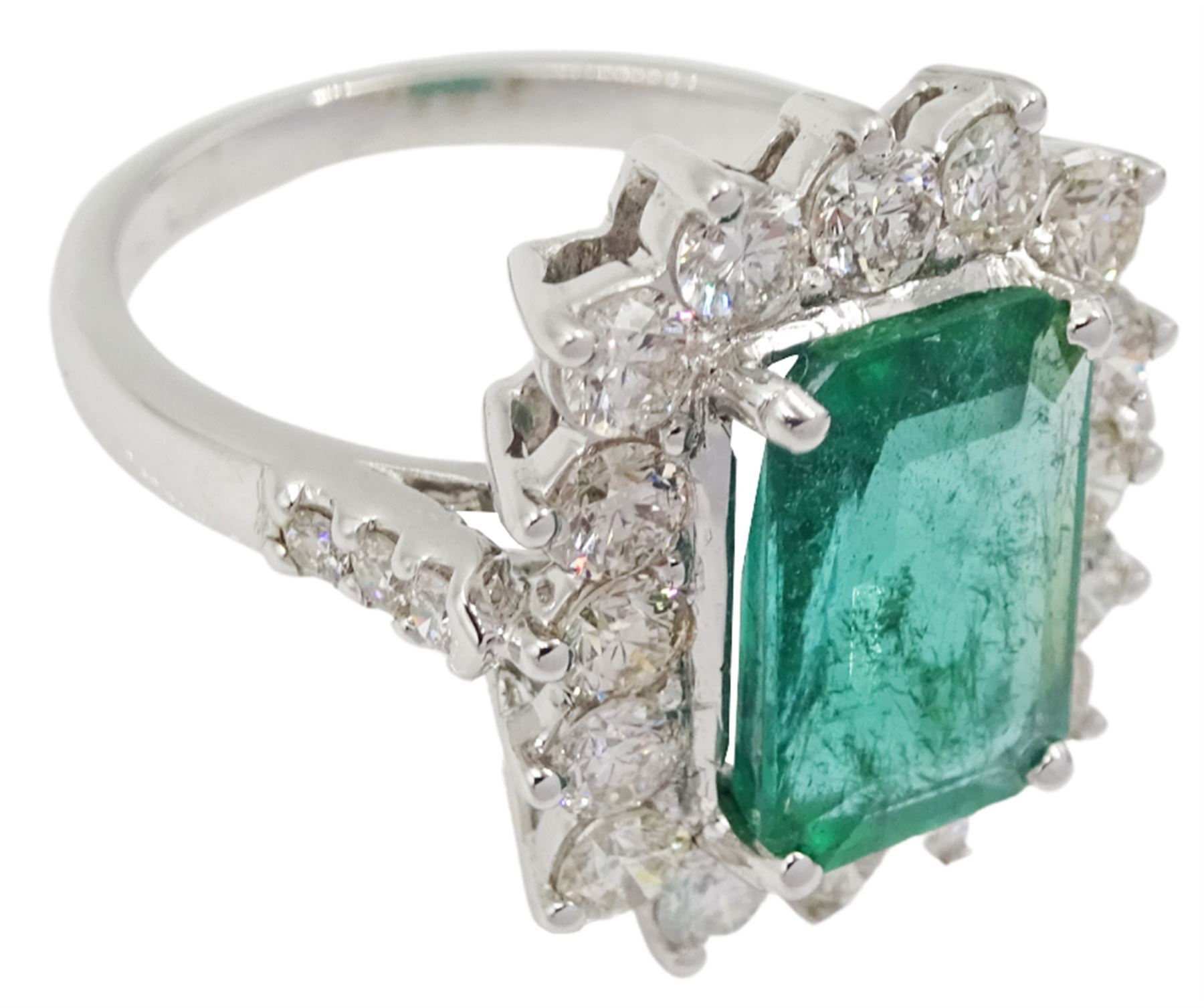 18ct white gold emerald and round brilliant cut diamond cluster ring - Image 3 of 4