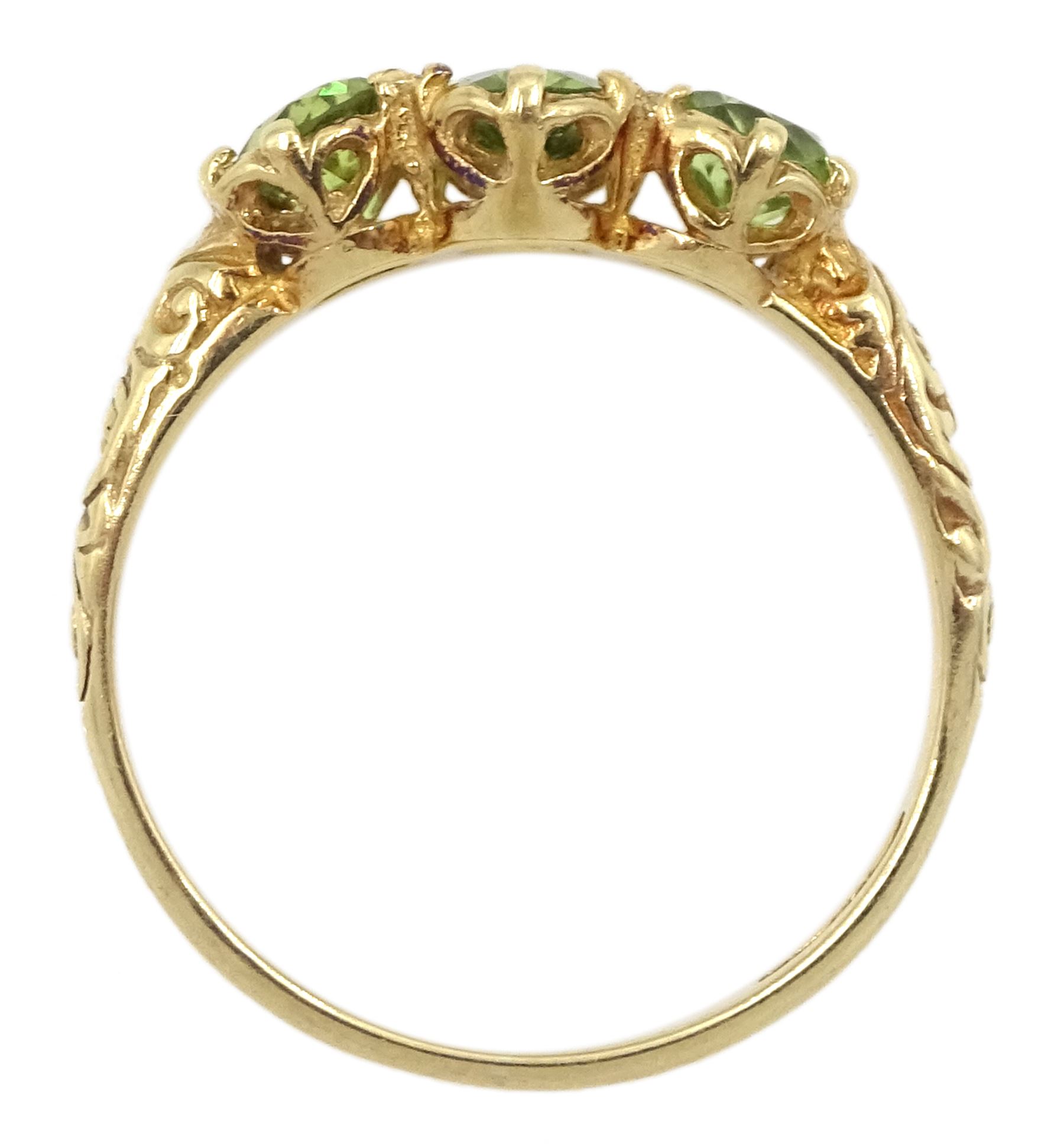 9ct gold three stone peridot ring with scroll design shoulders - Image 3 of 4