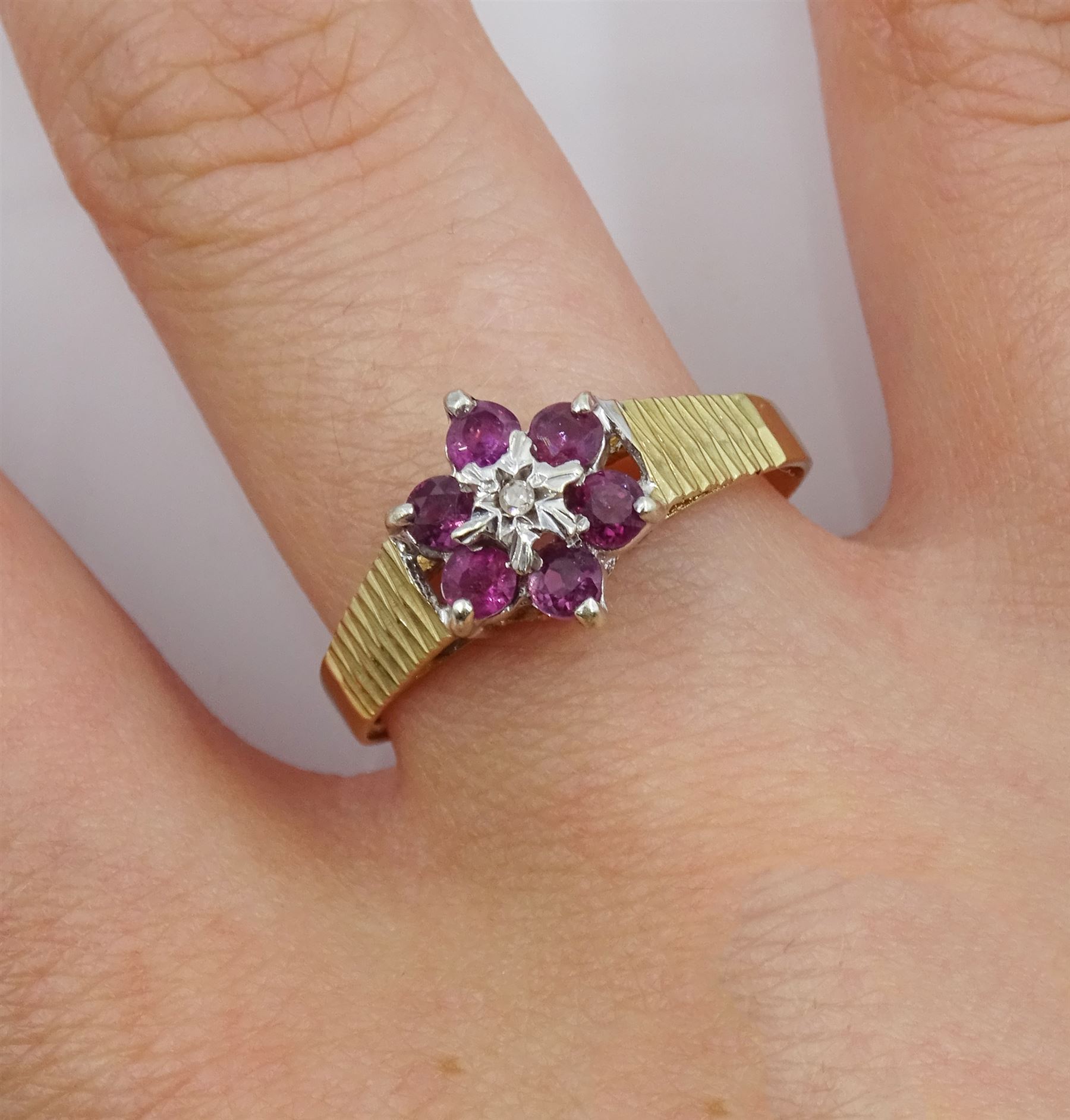 9ct gold ruby flower head cluster ring - Image 2 of 4