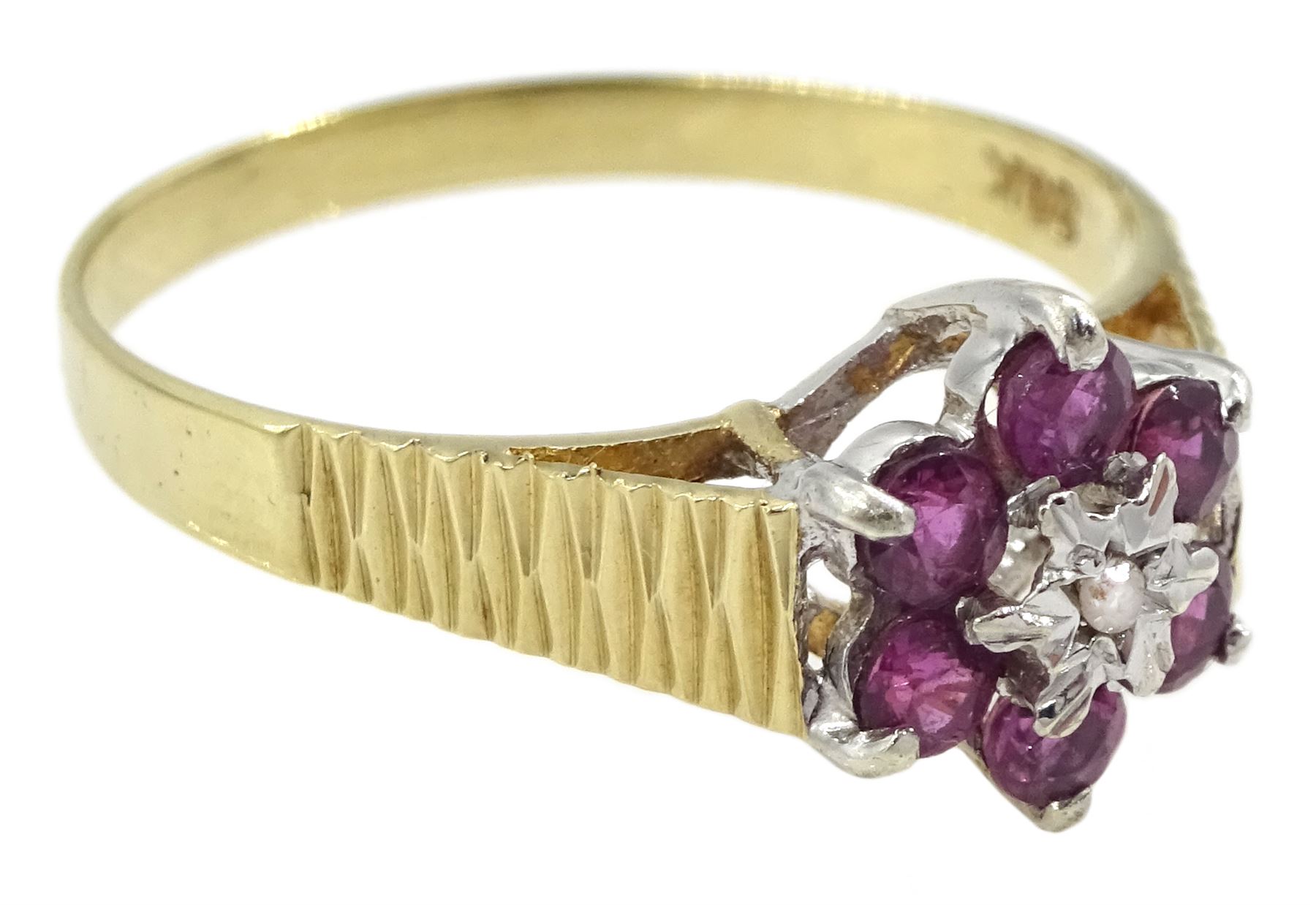 9ct gold ruby flower head cluster ring - Image 3 of 4