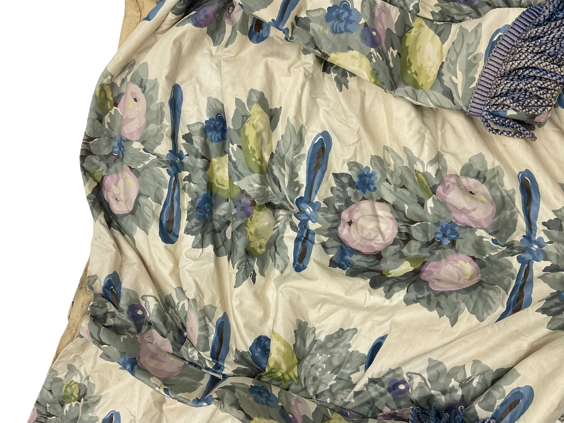 Charles Hammond of Sloane Square London - tasselled silk pelmet - Image 3 of 4