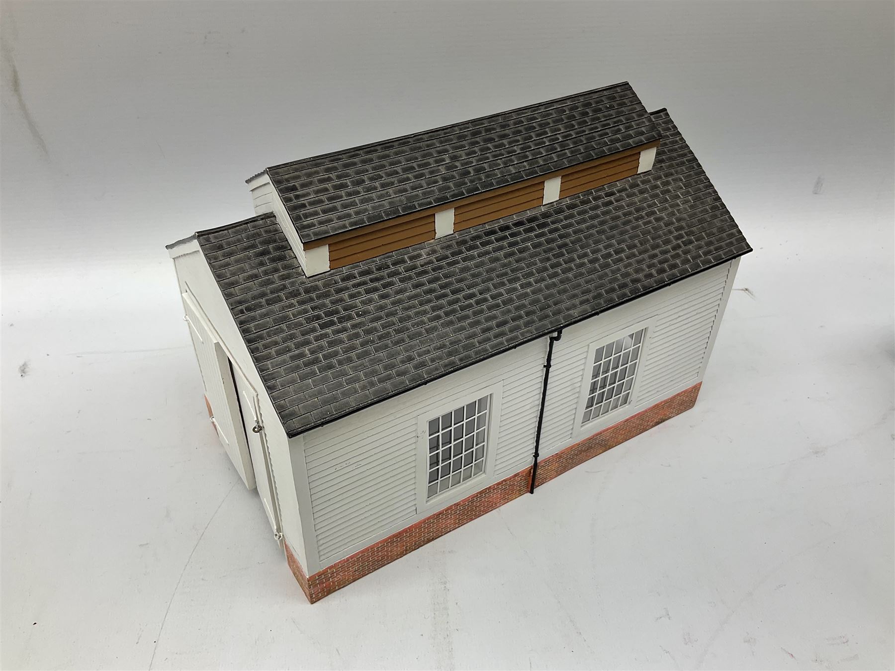 Bachmann '00' gauge - Scenecraft single track engine shed and provender Store; unboxed; and ten unop - Image 8 of 8