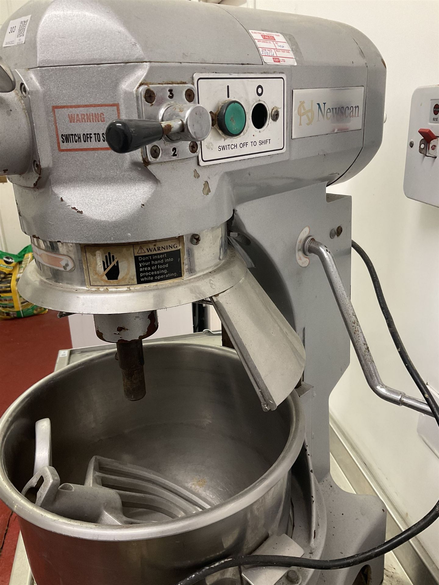 Newscan FM29 mixer with bowl and three attachments- LOT SUBJECT TO VAT ON THE HAMMER PRICE - To be c - Image 6 of 6