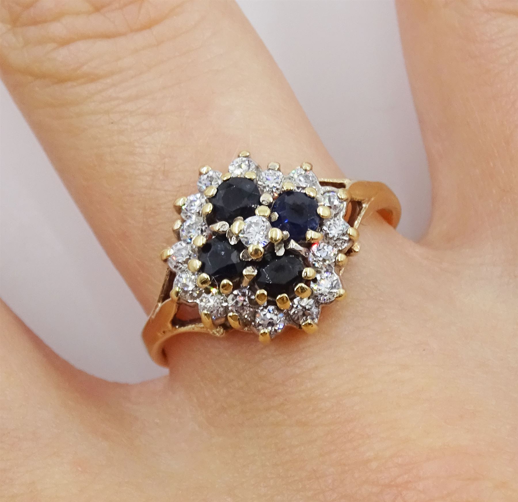 9ct gold blue and white cubic zirconia cluster ring - Image 2 of 4