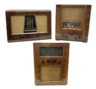 1950 Bush Type PB22 valve radio with Bakelite knobs and central glass tapering panel between with gi