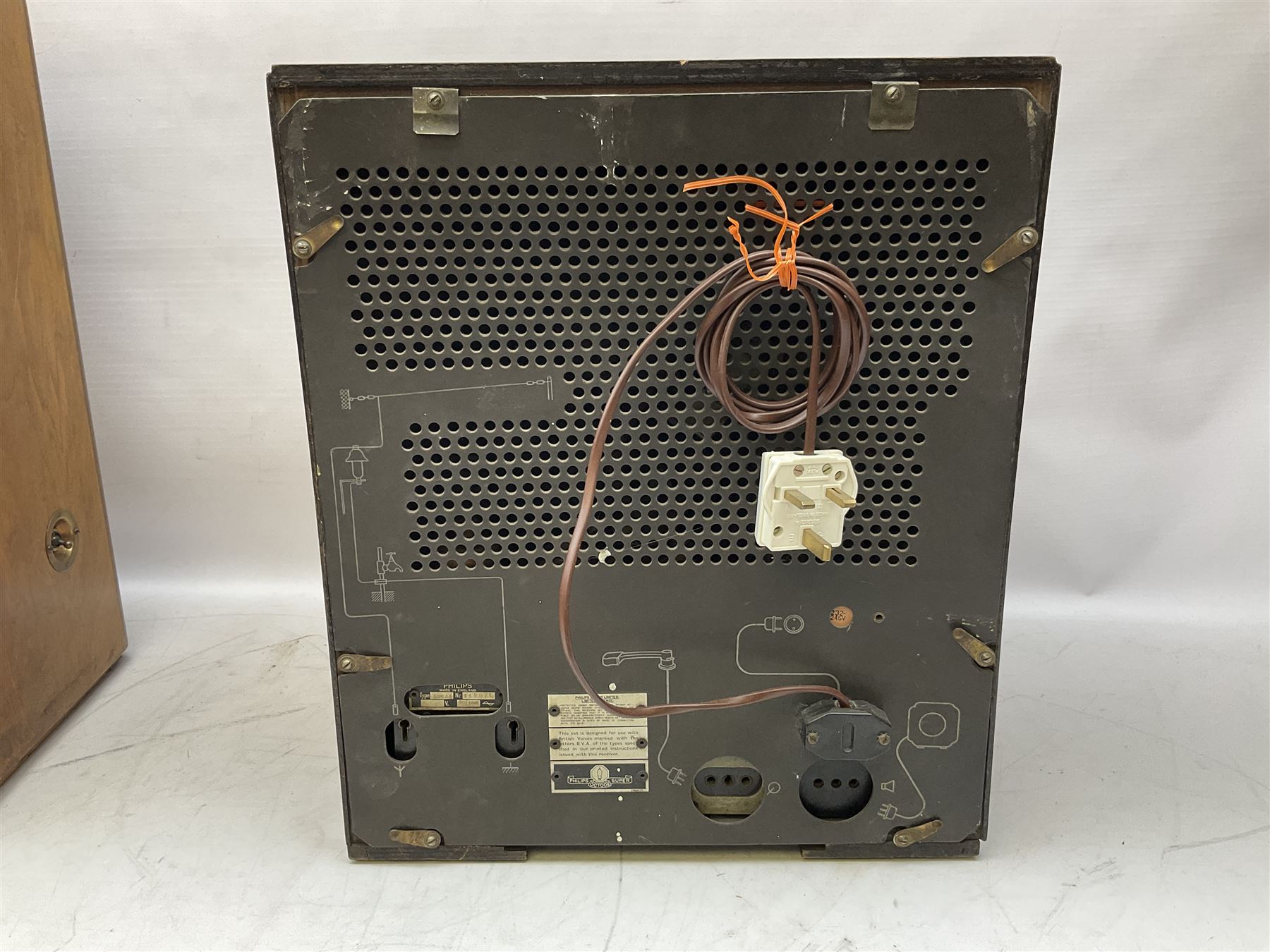 1950s Bush AC41 mahogany cased valve radio - Image 9 of 30