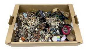 Quantity of costume jewellery