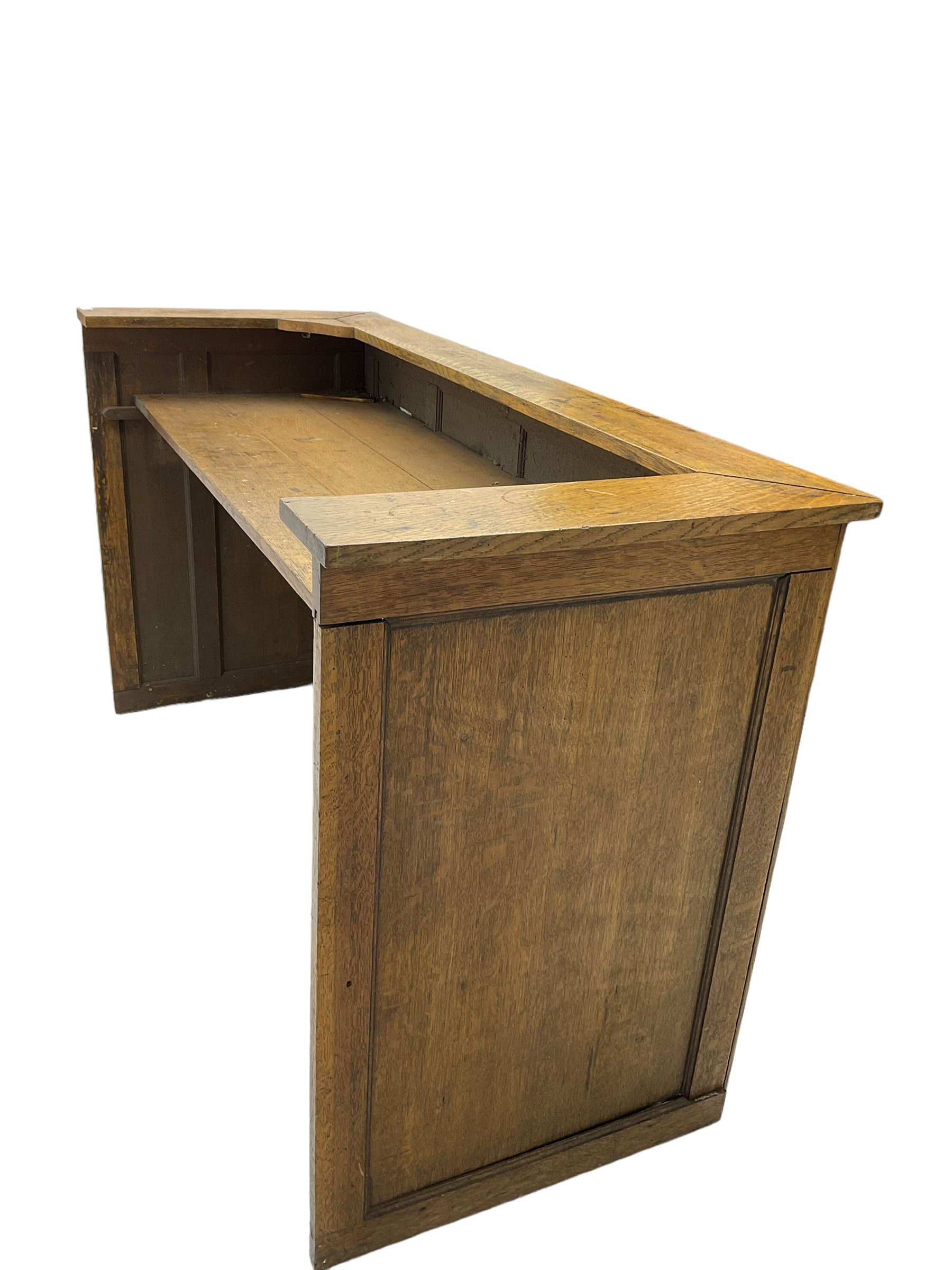 Early 20th century oak rostrum or clerks stand - Image 3 of 7