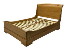 Willis & Gambier - oak 4' 6'' double sleigh bed with box base