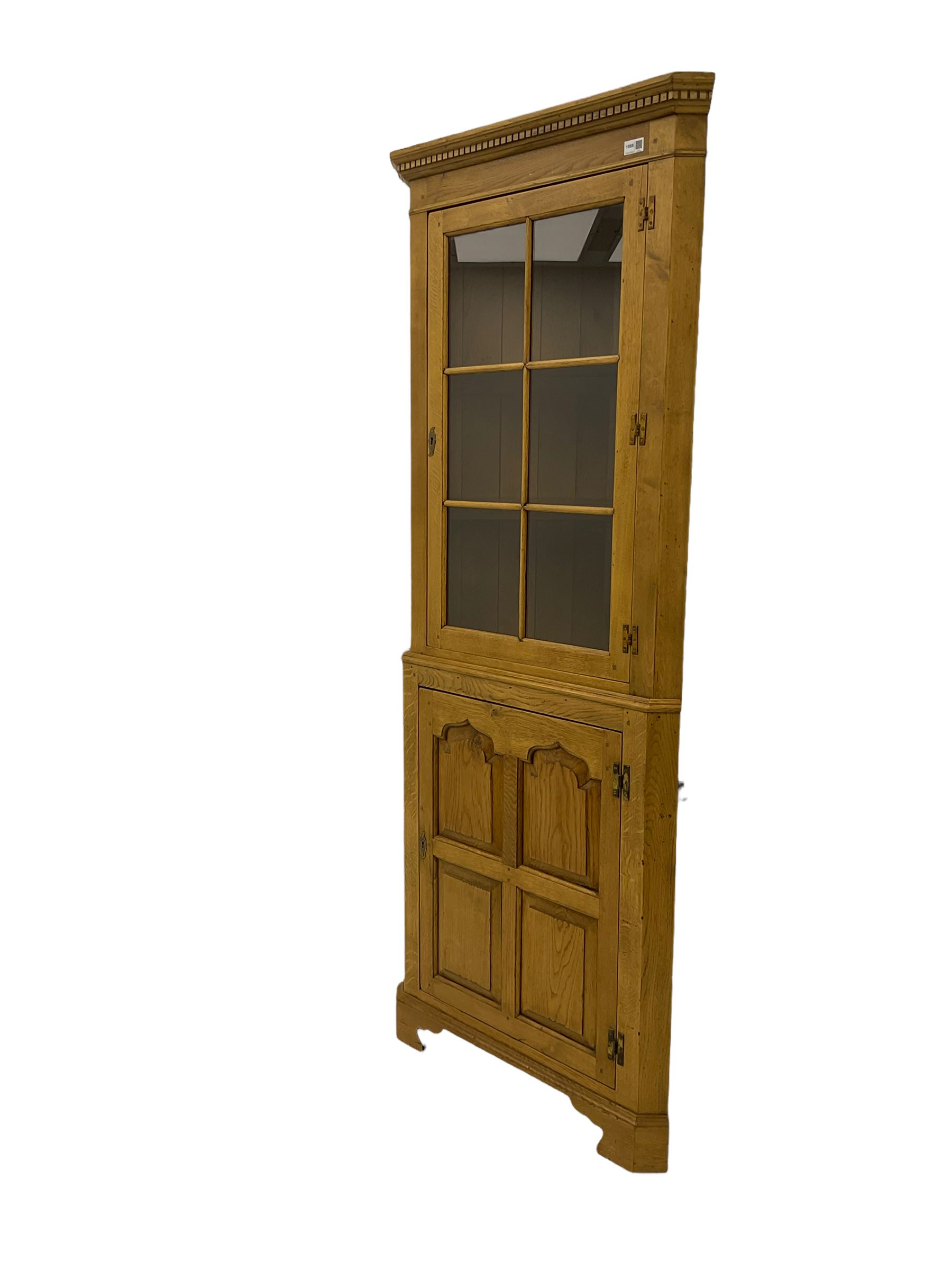 Traditional light oak corner cabinet - Image 4 of 8