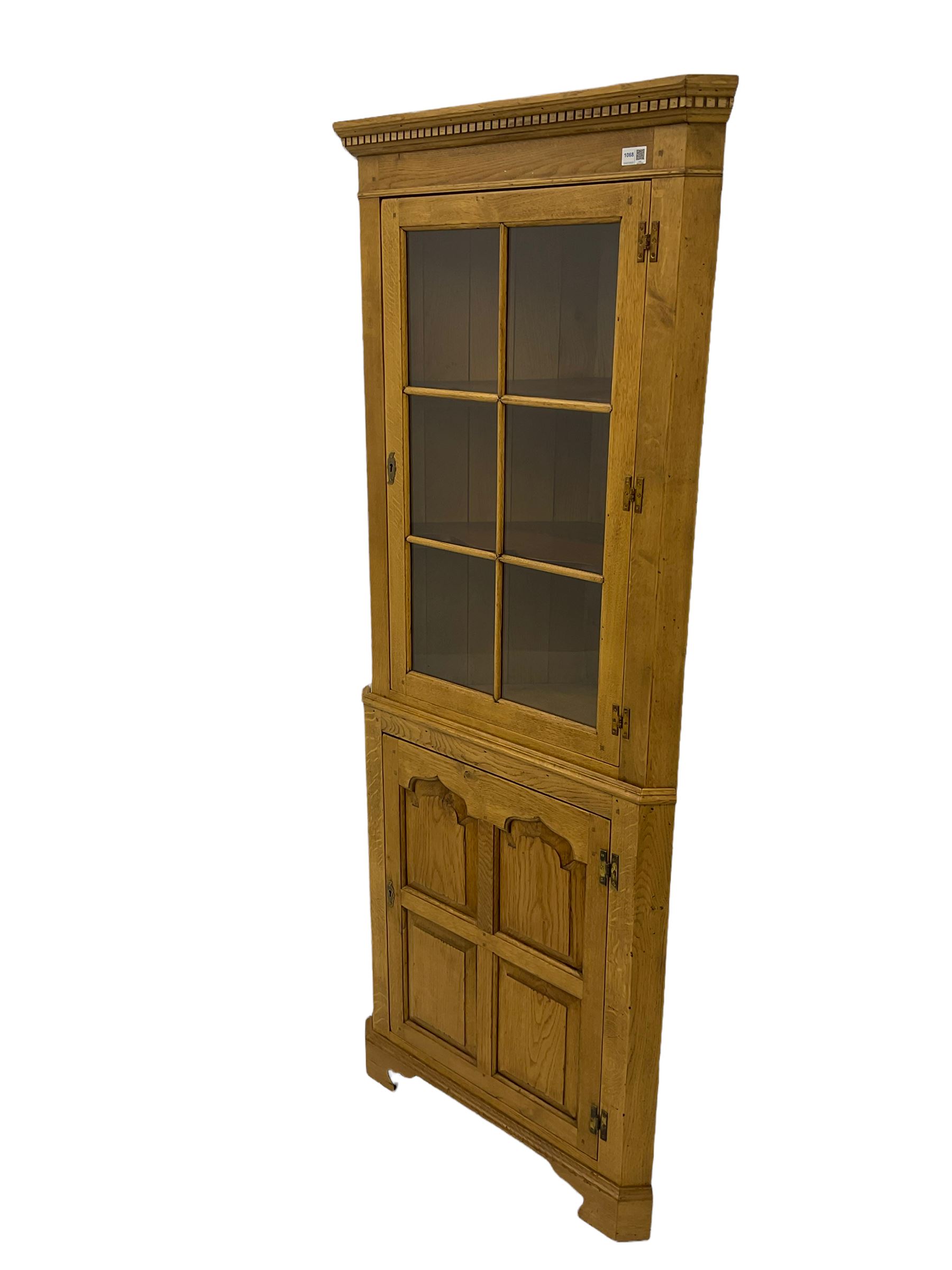 Traditional light oak corner cabinet - Image 5 of 8