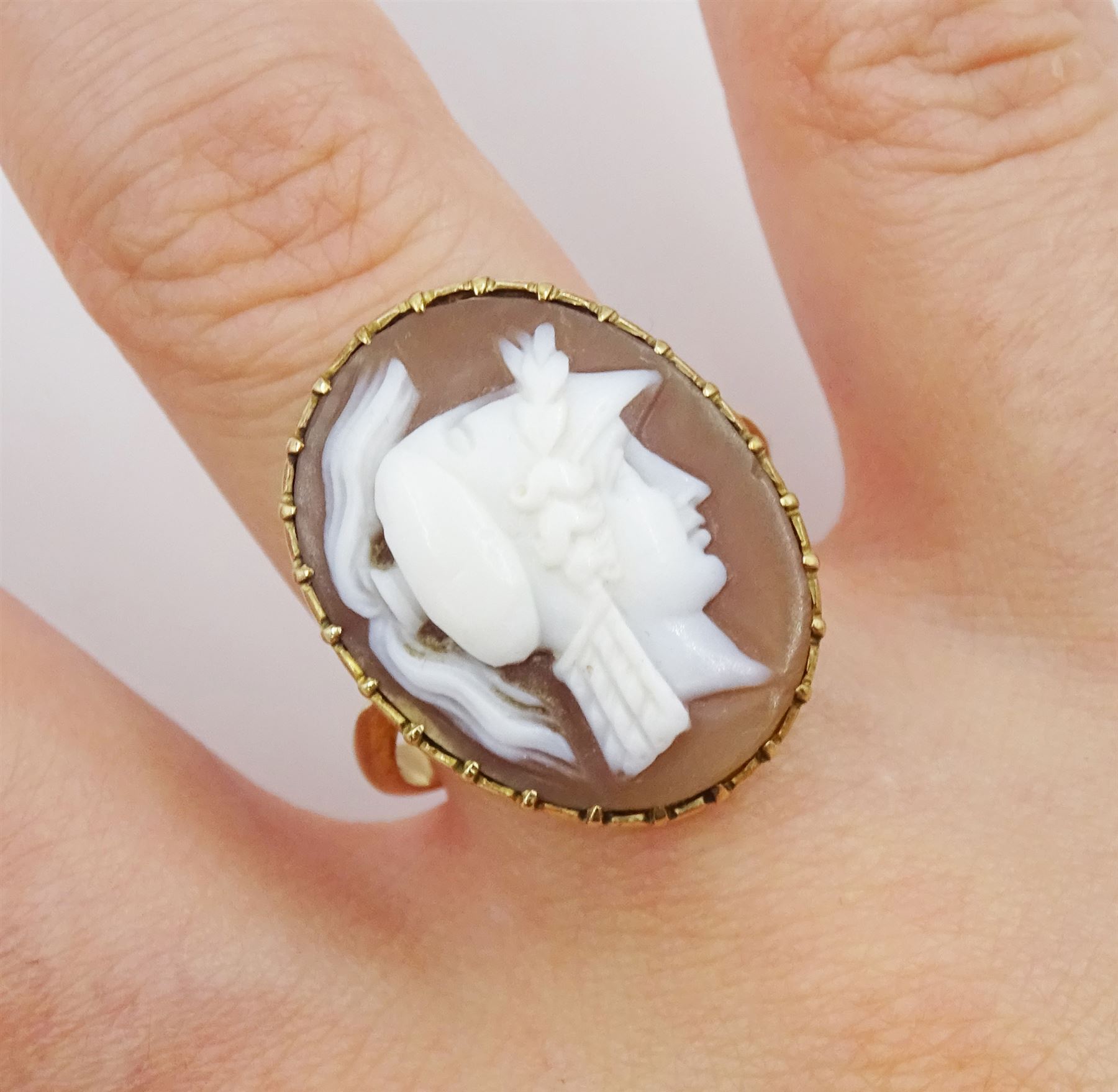 Victorian gold cameo ring depicting the goddess Minerva - Image 2 of 5