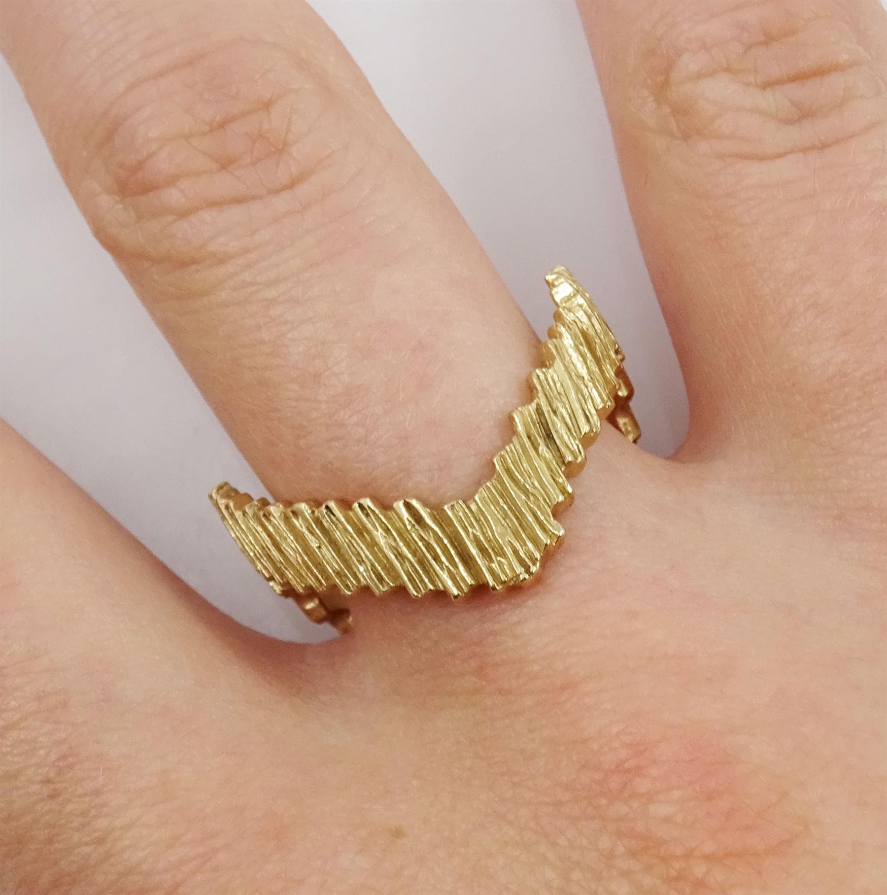 9ct gold textured wishbone ring - Image 2 of 4