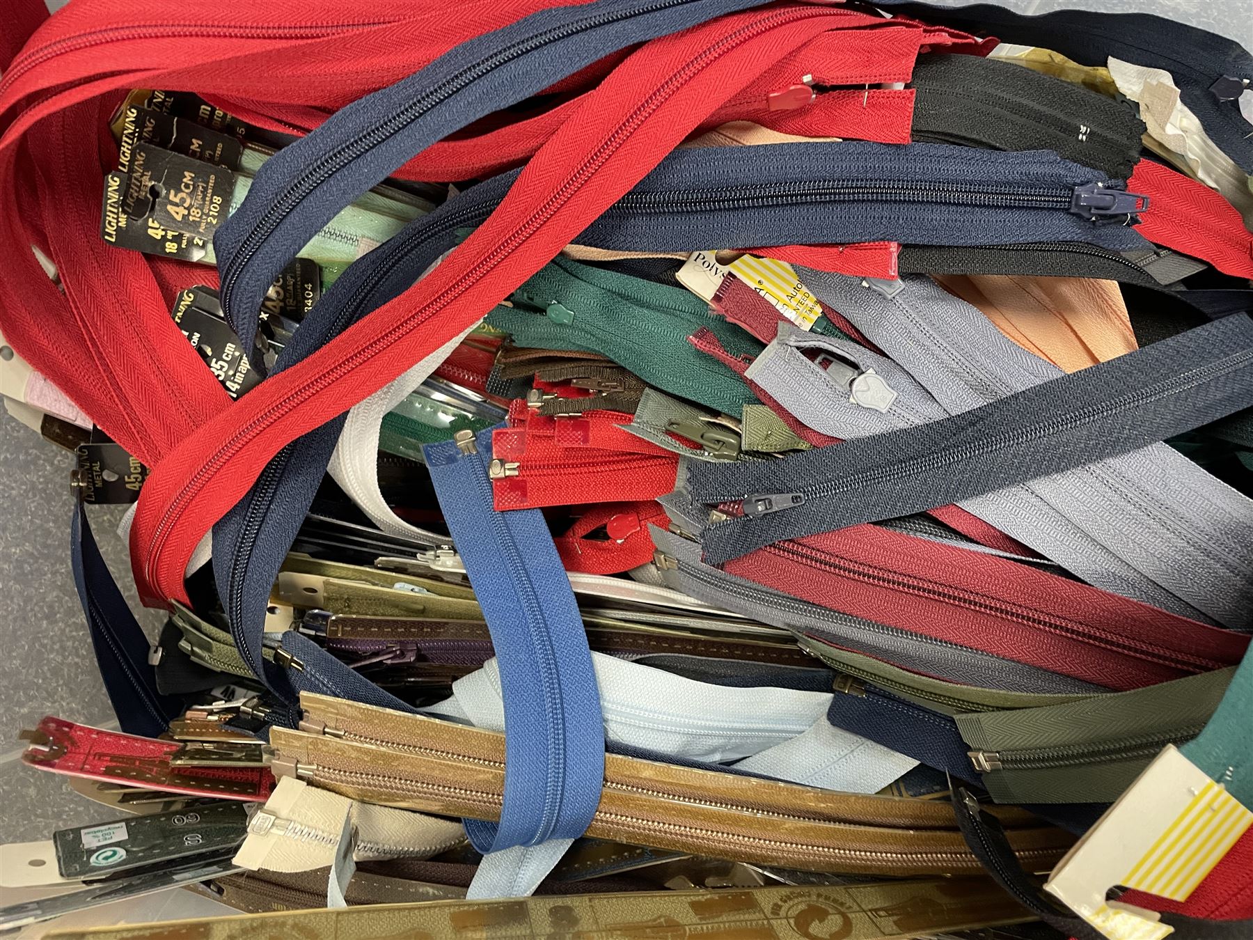 Haberdashery Shop Stock: Zips in various colours and sizes - Image 4 of 5