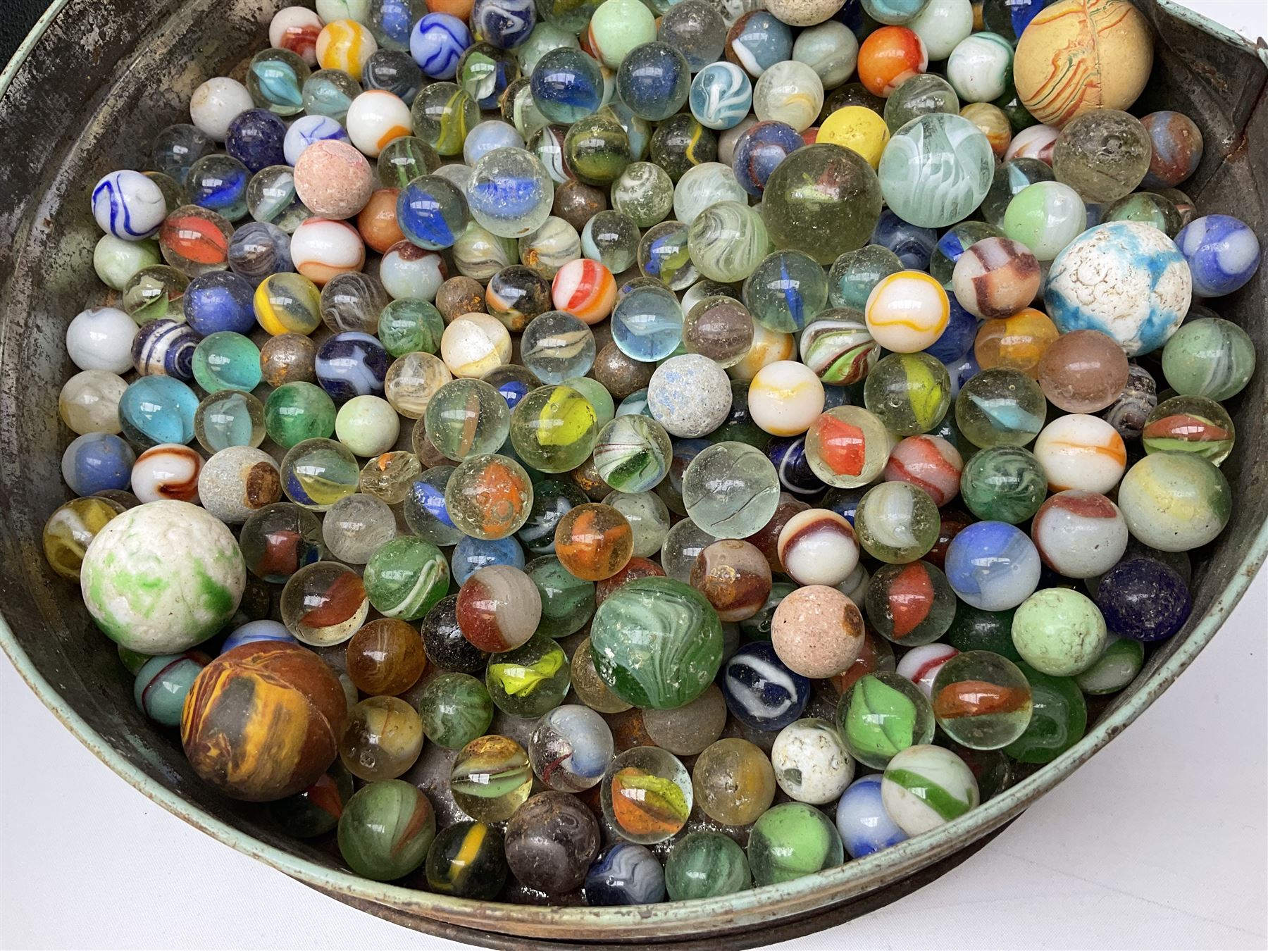 Quantity of vintage glass marbles and bagatelle board - Bild 7 aus 9