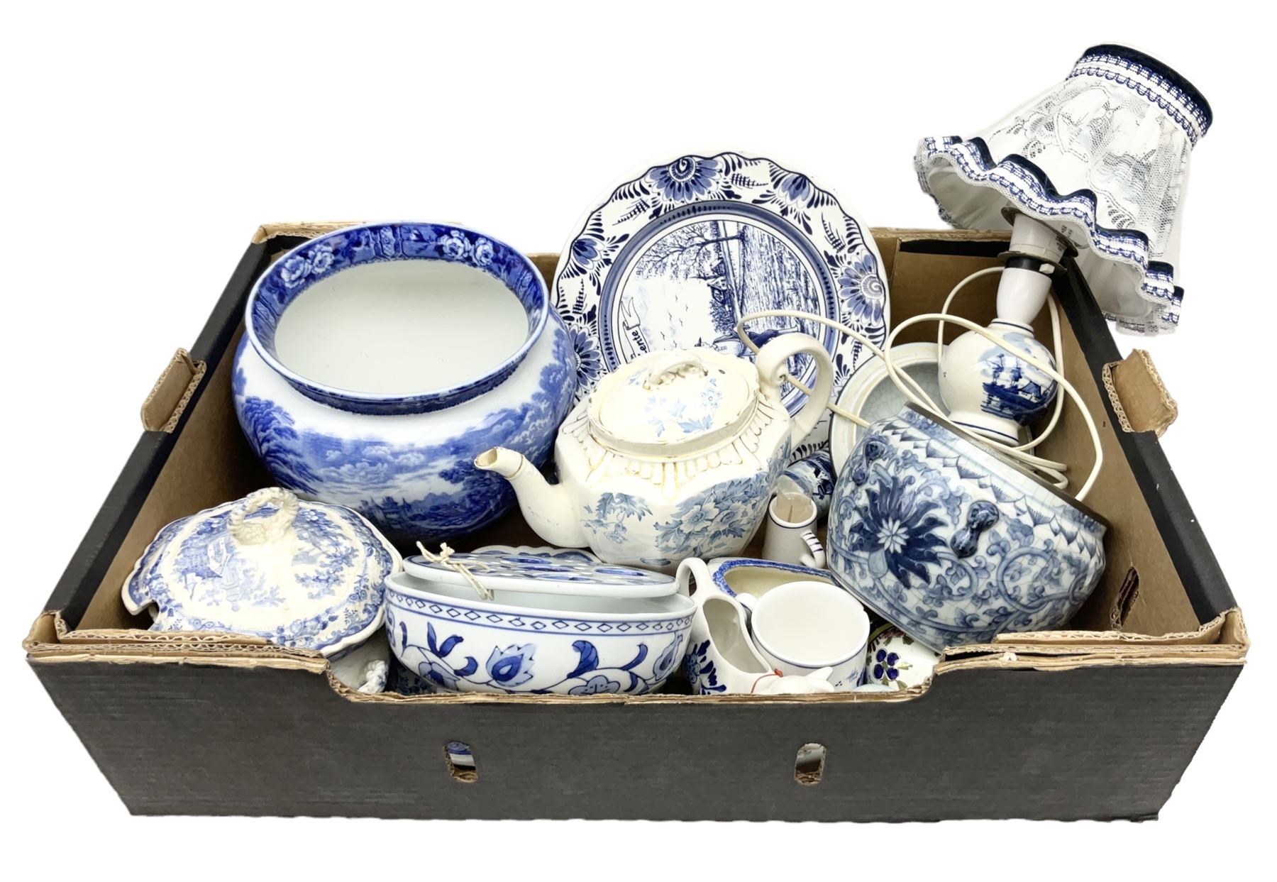 Quantity of blue and white ceramics to include Chinese ginger jar decorated with flowers