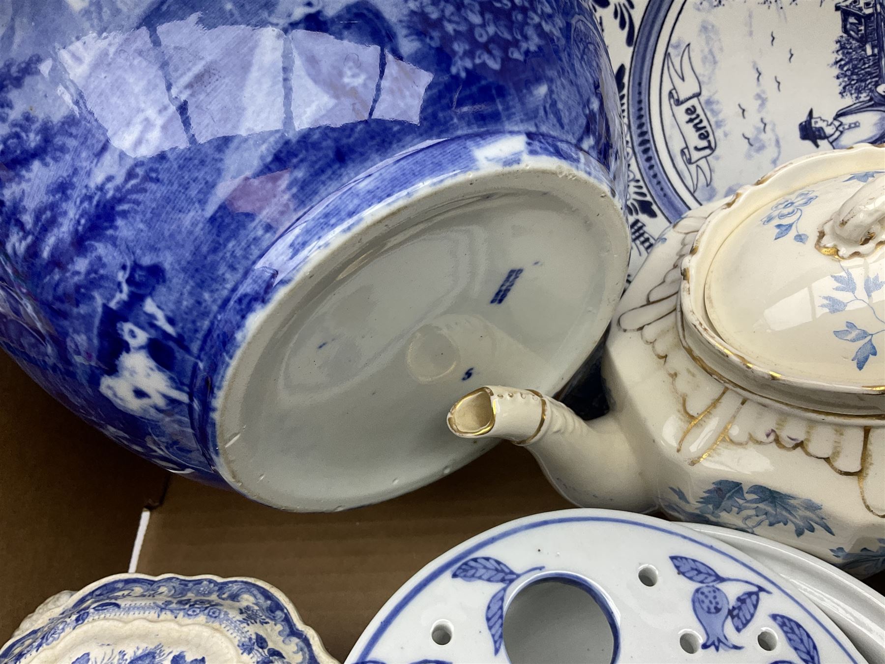 Quantity of blue and white ceramics to include Chinese ginger jar decorated with flowers - Image 10 of 10