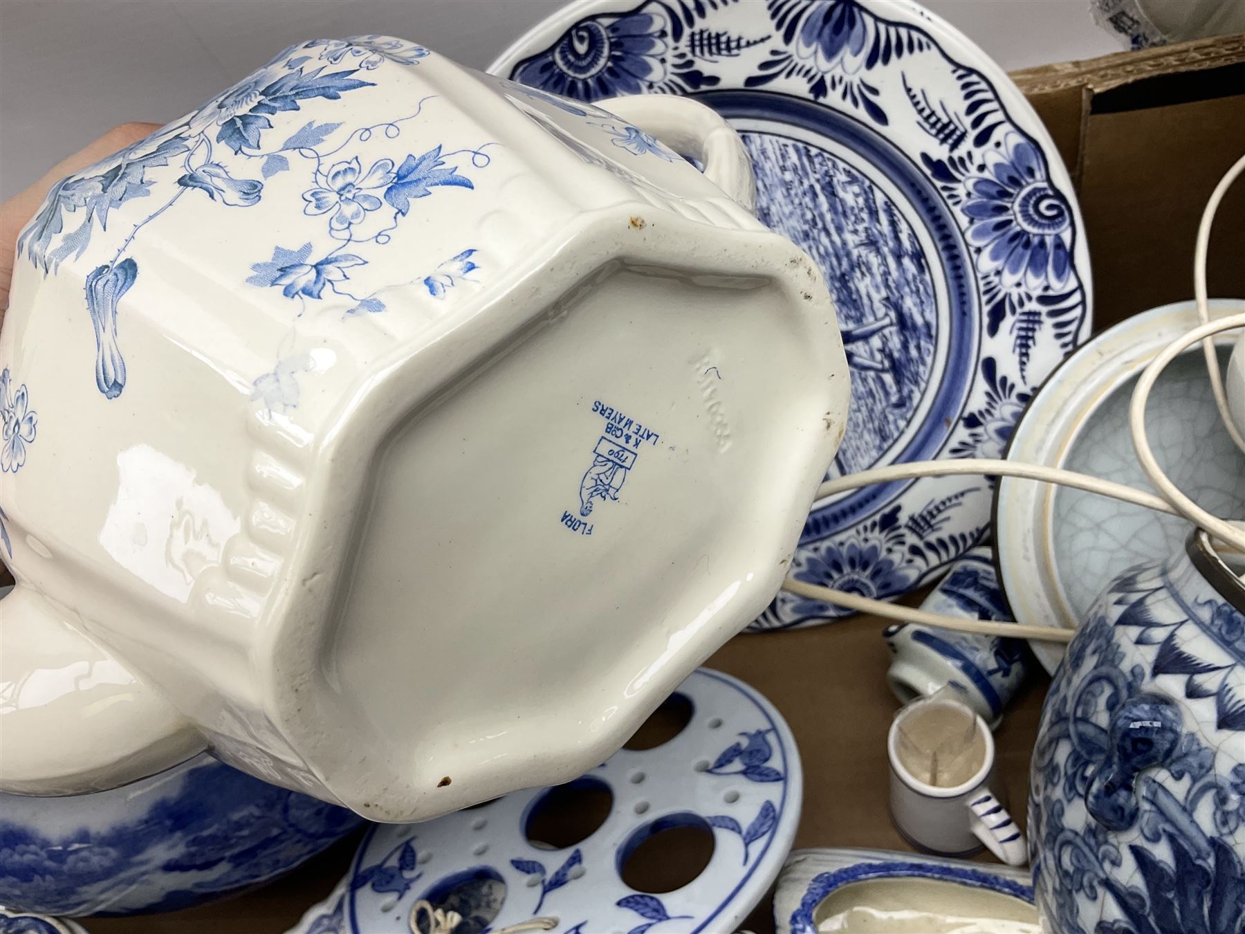 Quantity of blue and white ceramics to include Chinese ginger jar decorated with flowers - Image 7 of 10