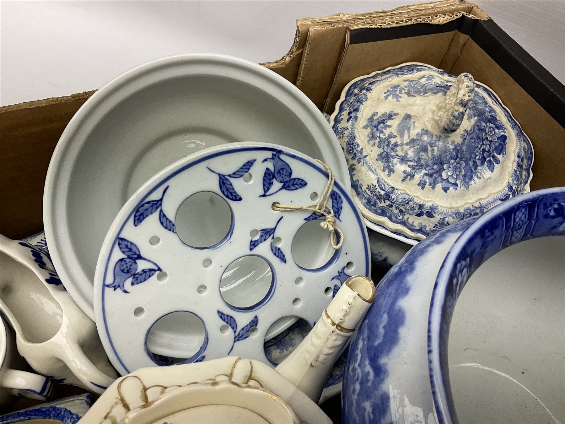 Quantity of blue and white ceramics to include Chinese ginger jar decorated with flowers - Image 6 of 10
