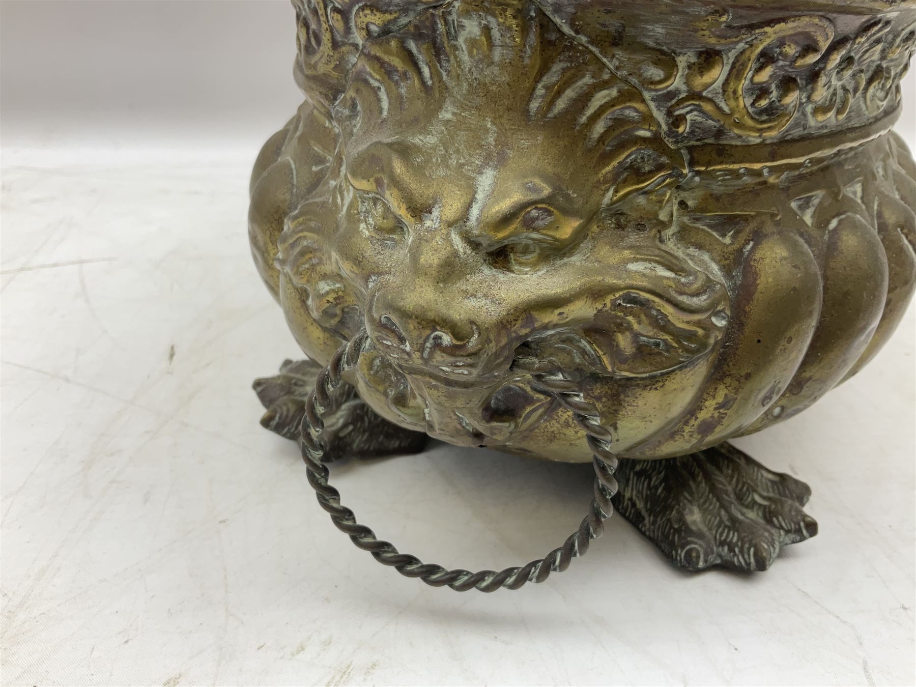 19th century repouss� brass jardiniere with lion mask ring handles - Bild 5 aus 7