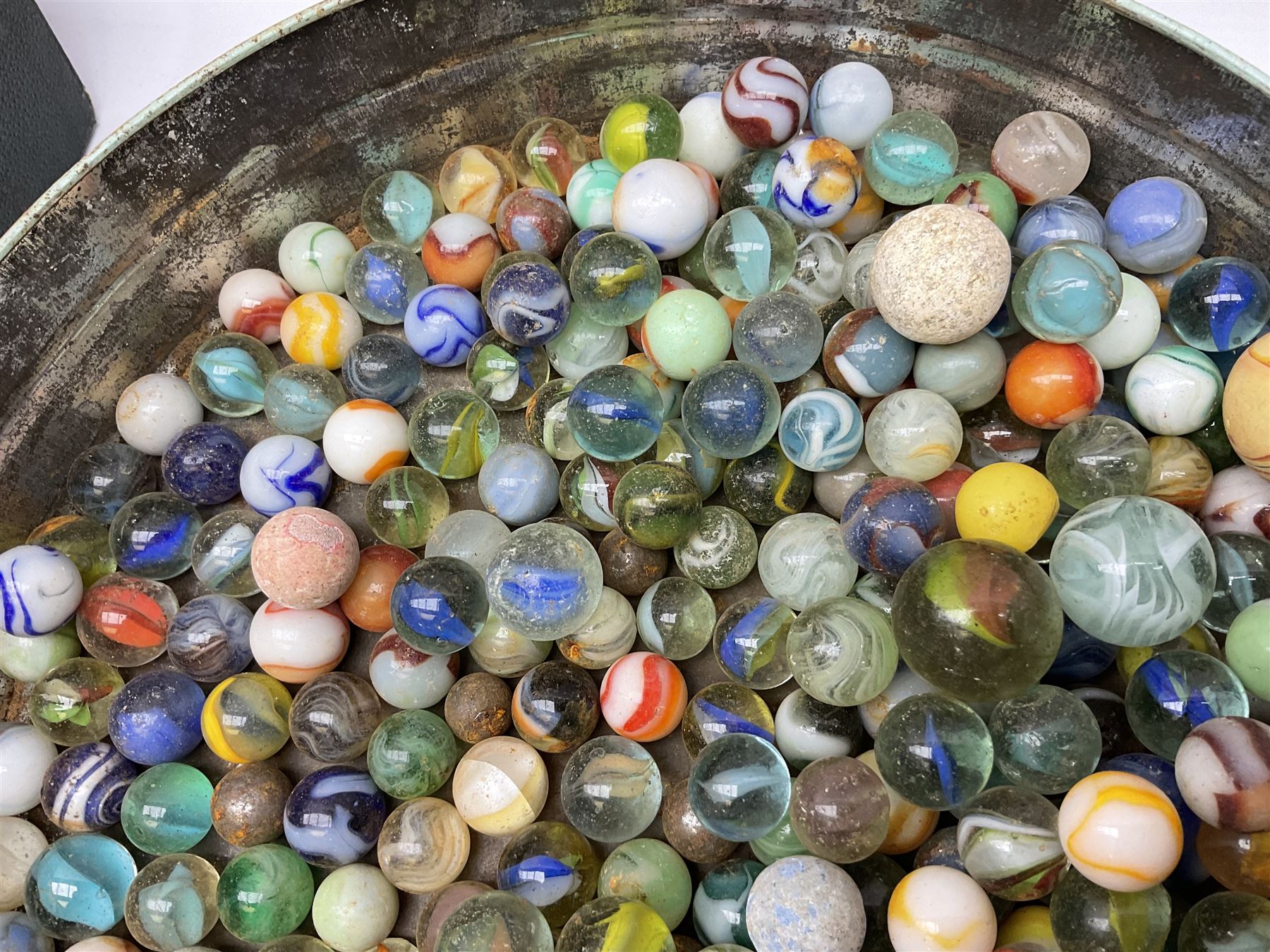 Quantity of vintage glass marbles and bagatelle board - Bild 6 aus 9