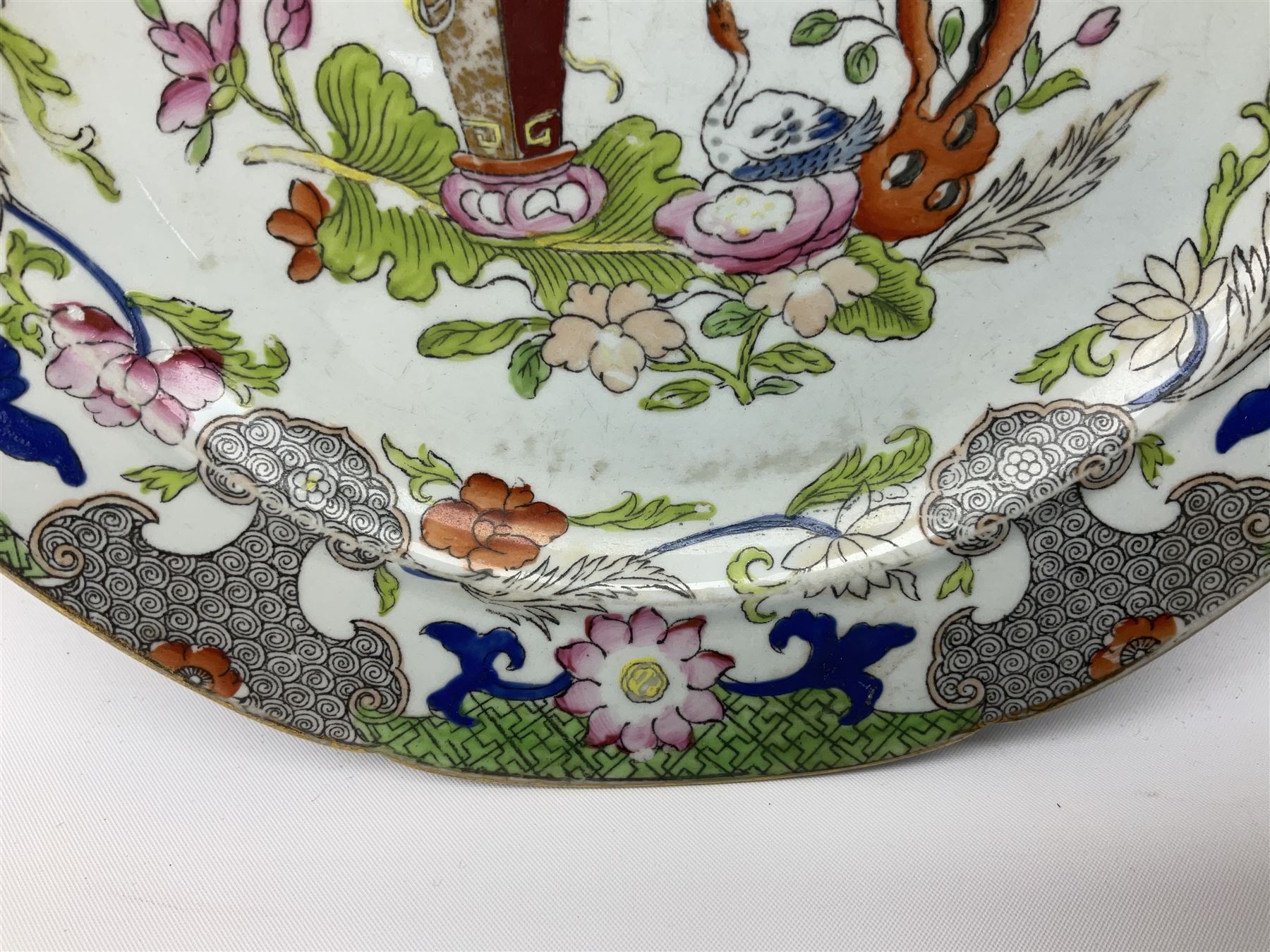 19th century Chinese export plate decorated densely in enamel with butterflies - Bild 2 aus 5