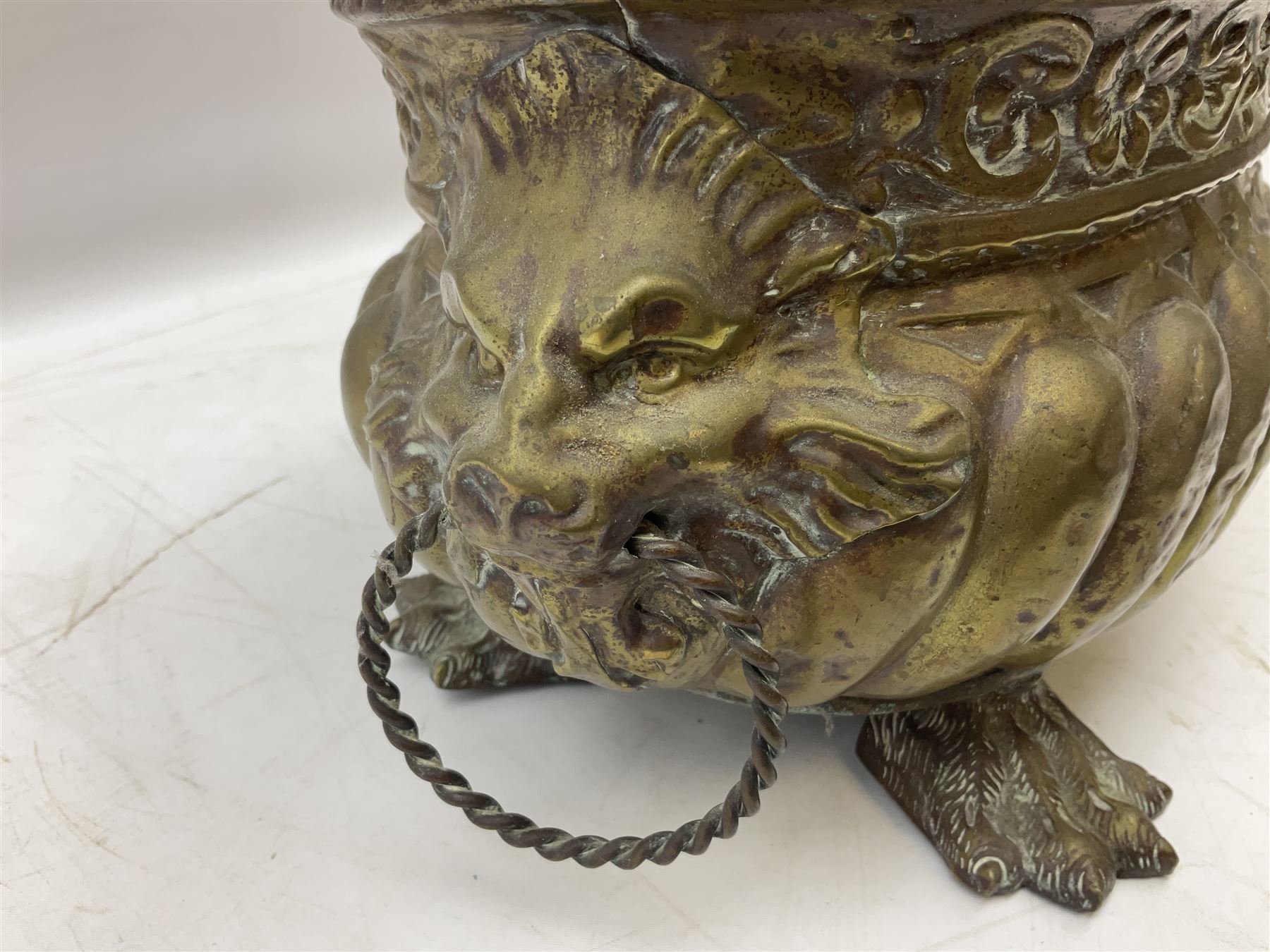 19th century repouss� brass jardiniere with lion mask ring handles - Bild 3 aus 7
