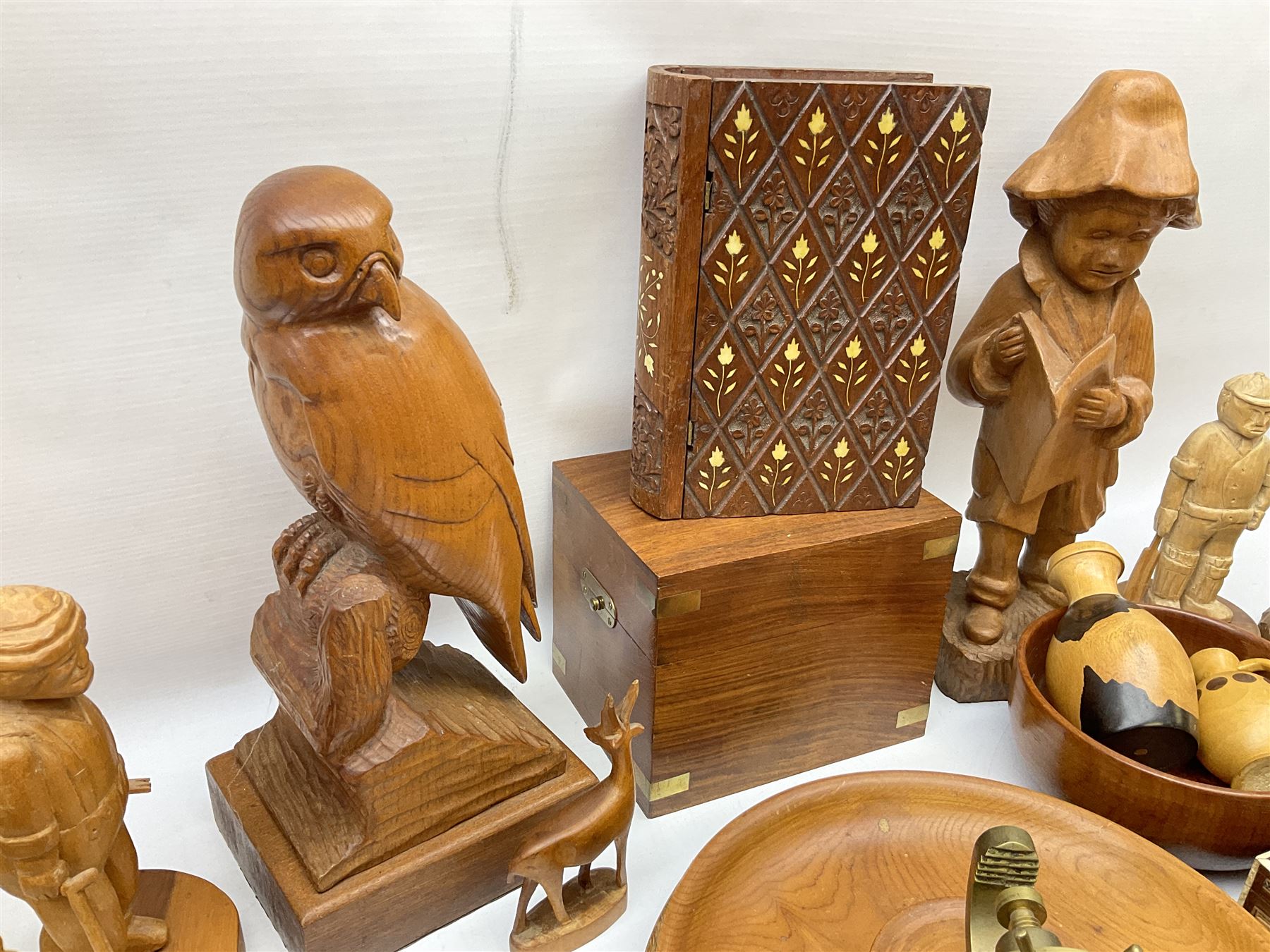 Quantity of treen to include Folk Art carved figures - Image 7 of 8