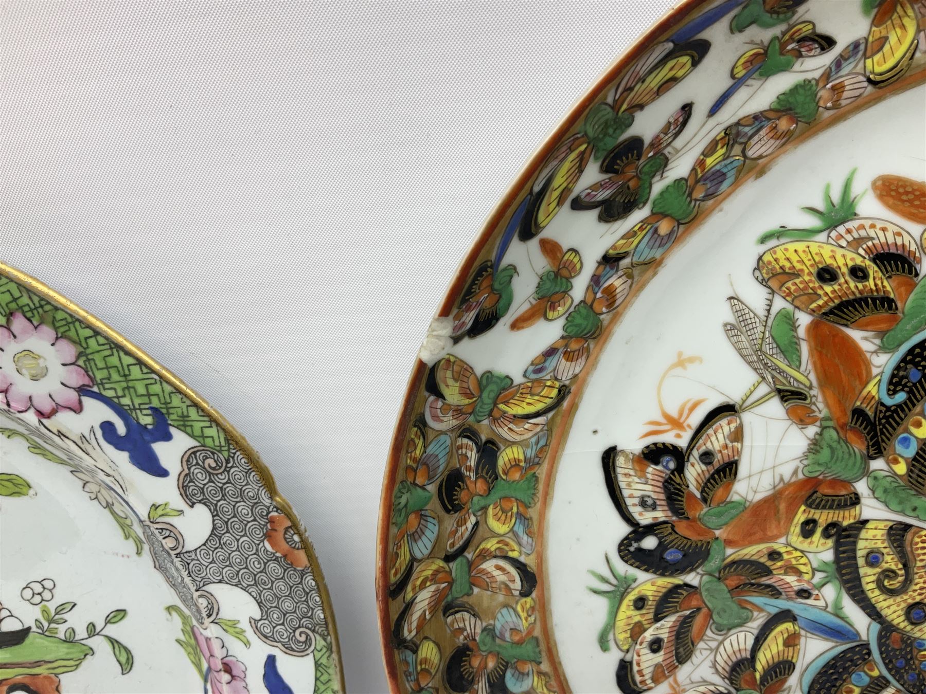 19th century Chinese export plate decorated densely in enamel with butterflies - Bild 4 aus 5