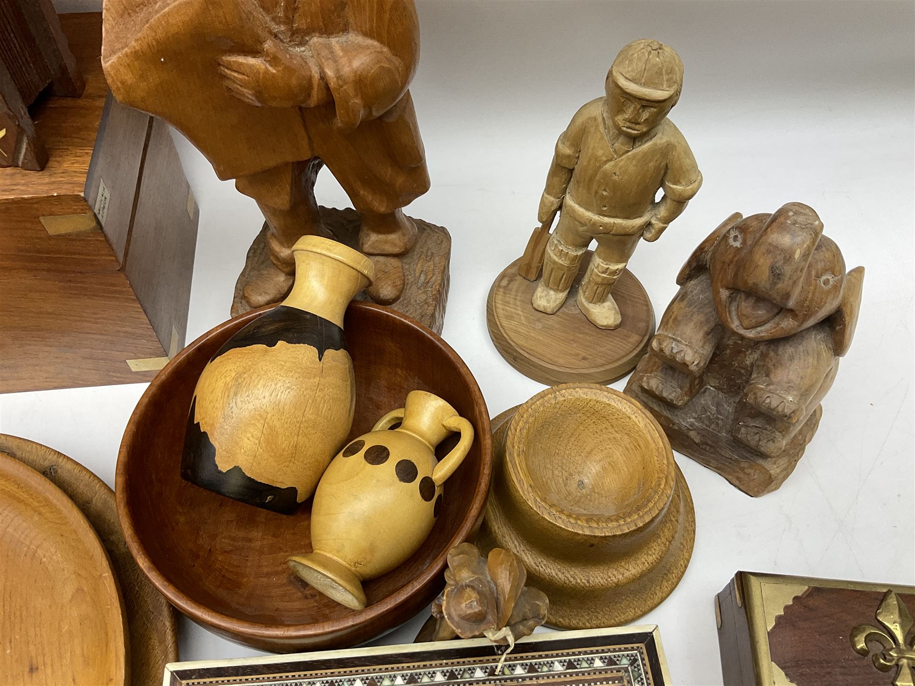 Quantity of treen to include Folk Art carved figures - Image 5 of 8